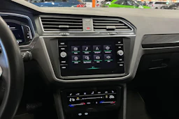 valkoinen Volkswagen Tiguan 2023 kuva 18.