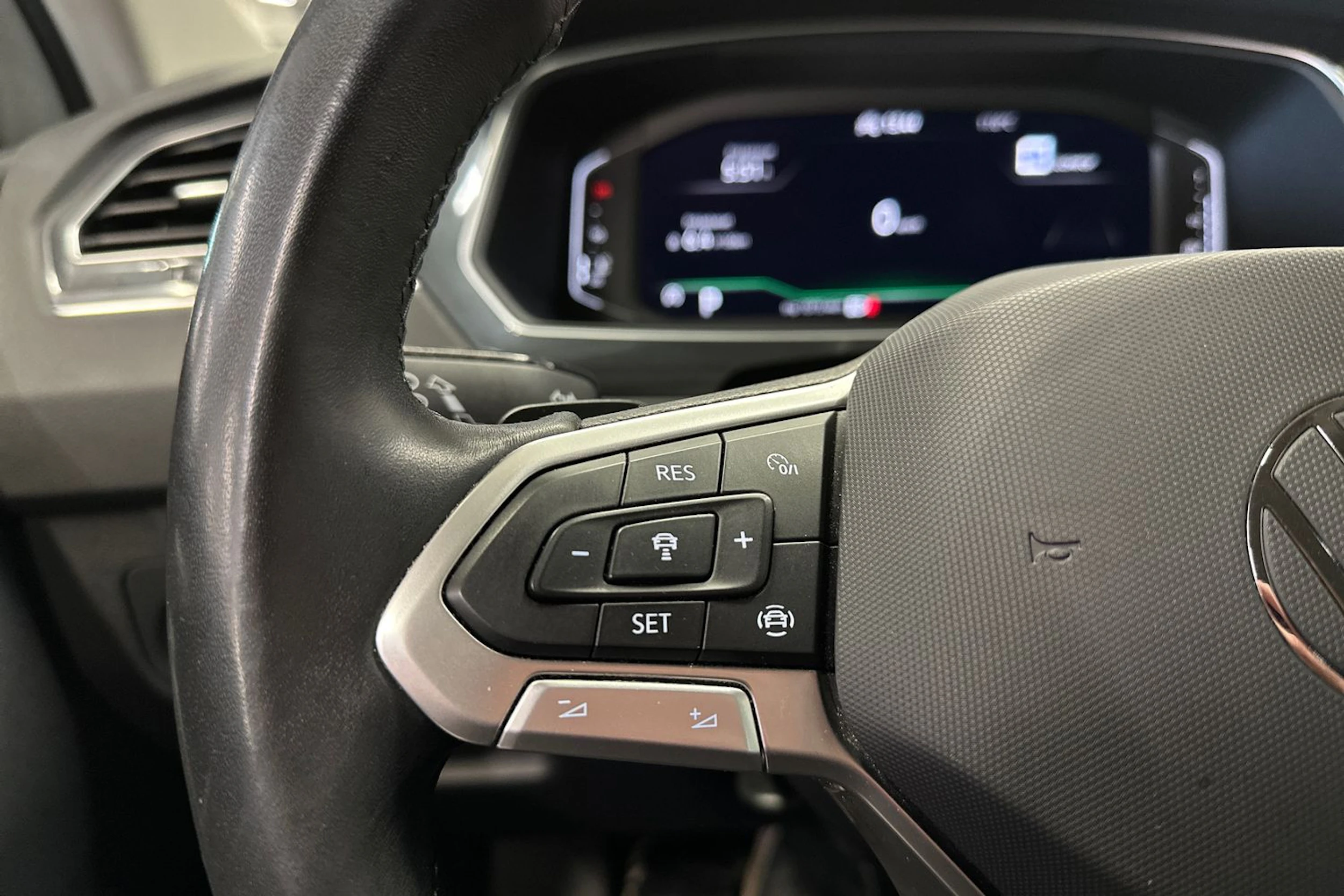 valkoinen Volkswagen Tiguan 2023 kuva 21.