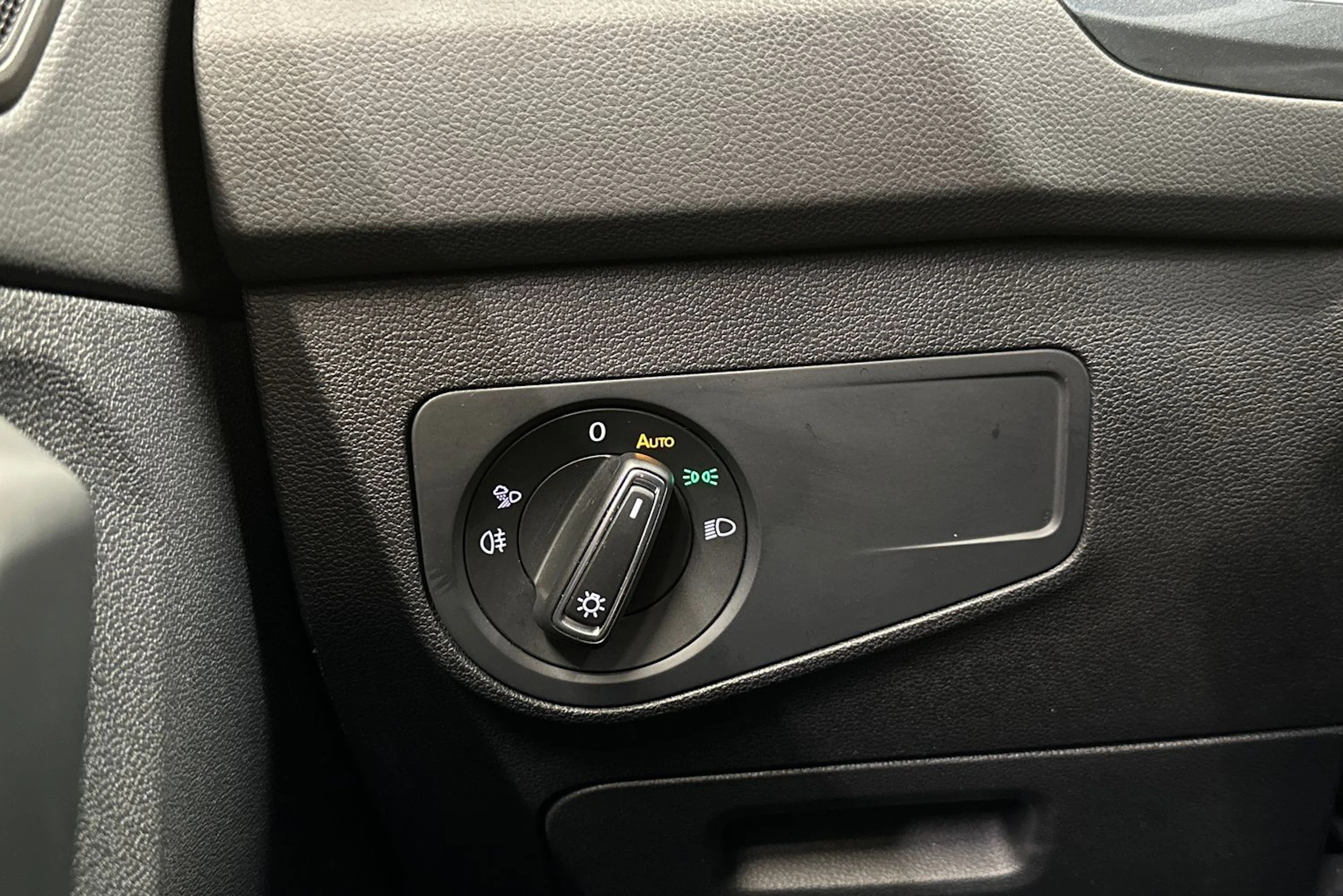 valkoinen Volkswagen Tiguan 2023 kuva 23.