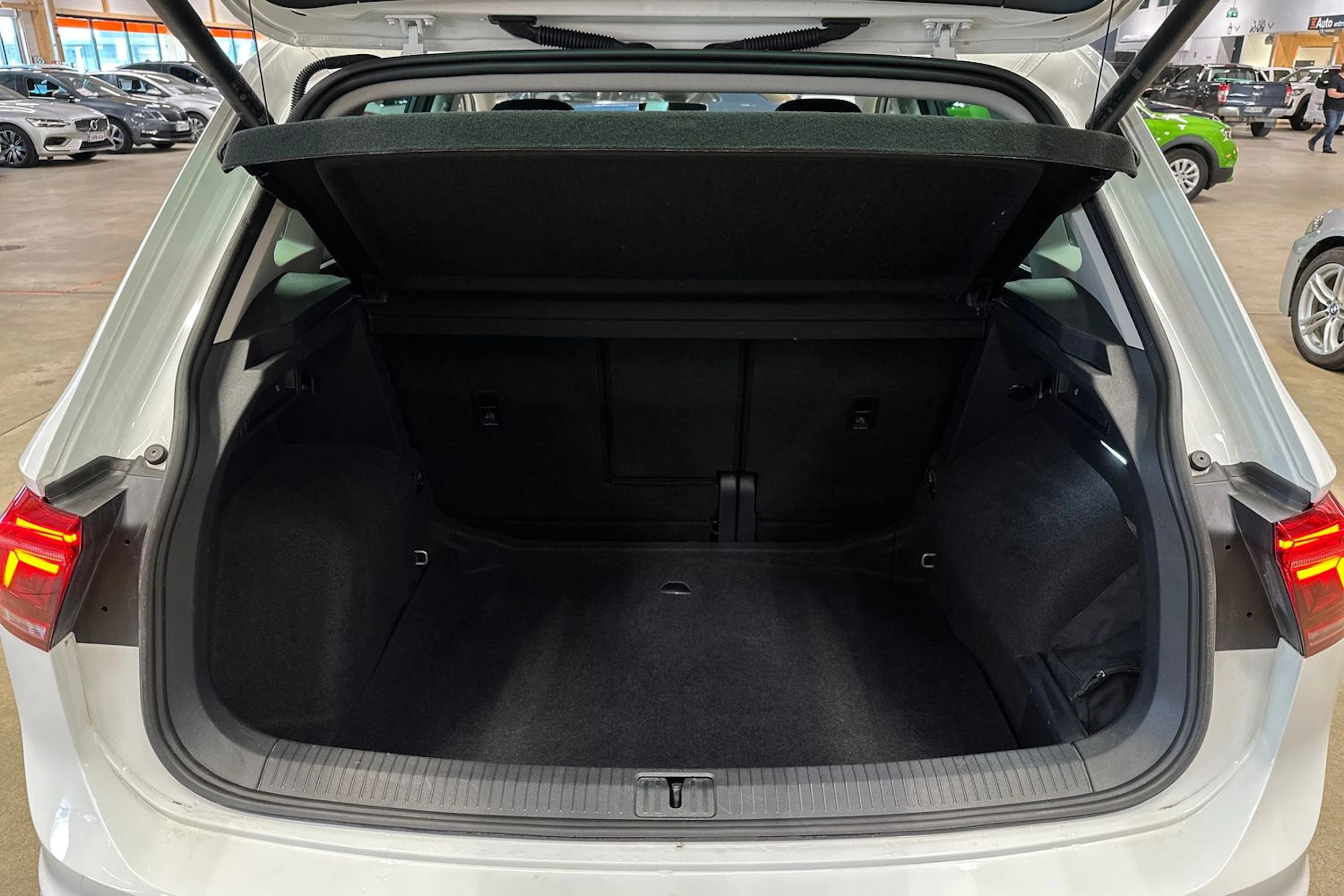valkoinen Volkswagen Tiguan 2023 kuva 24.