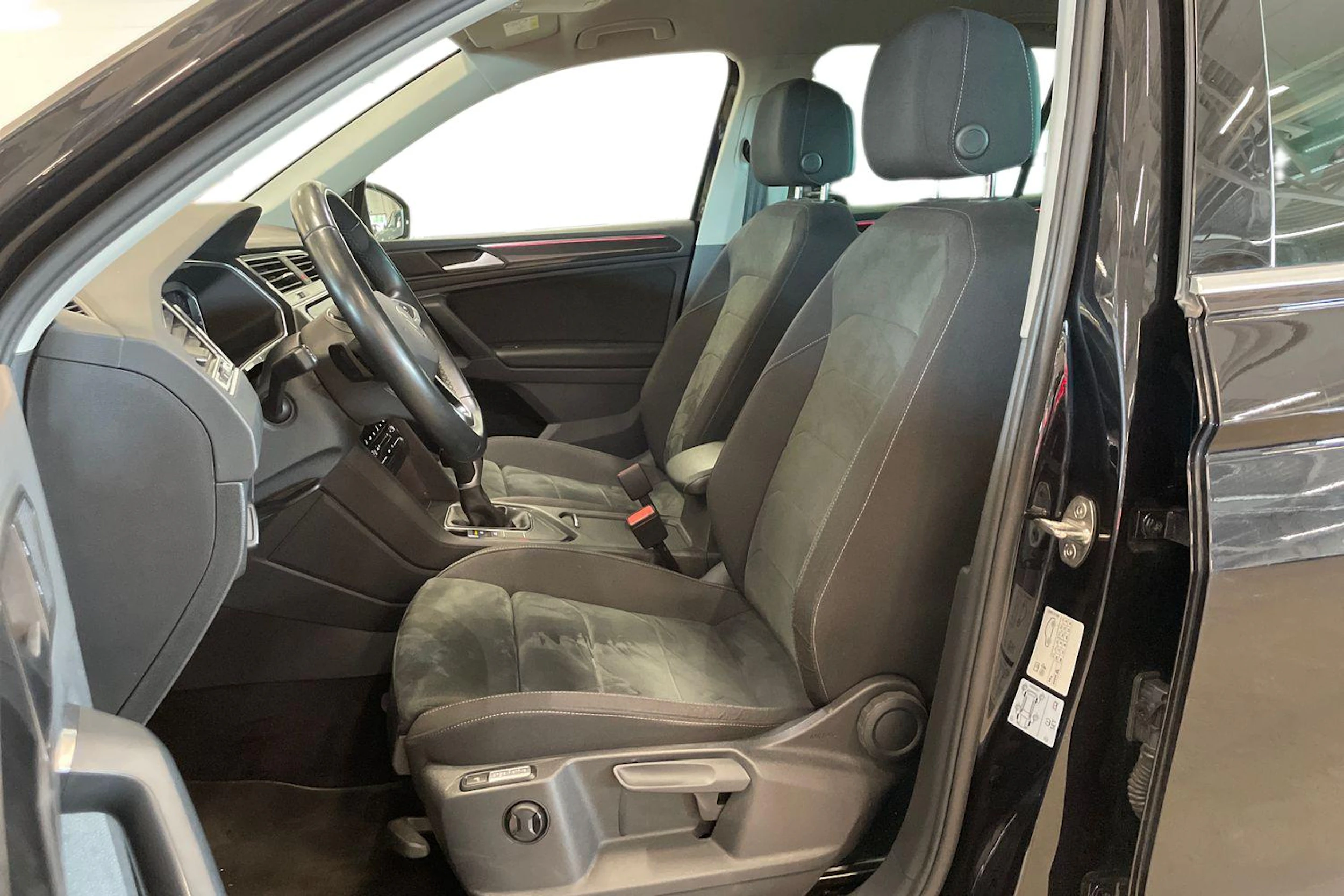 musta Volkswagen Tiguan 2023 kuva 6.