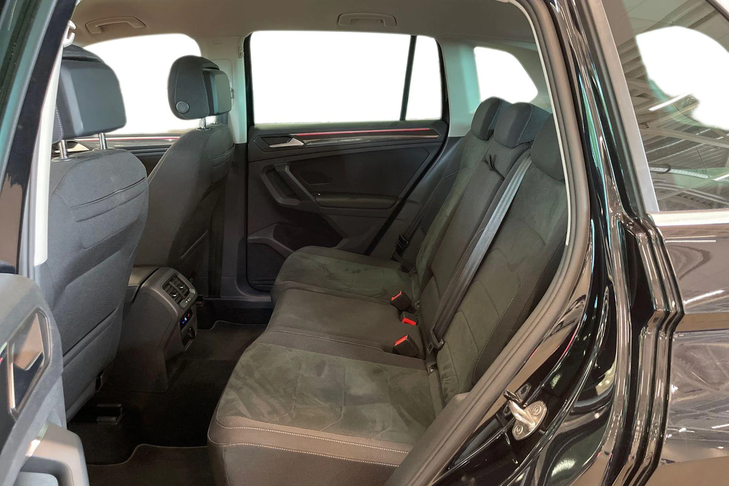 musta Volkswagen Tiguan 2023 kuva 8.