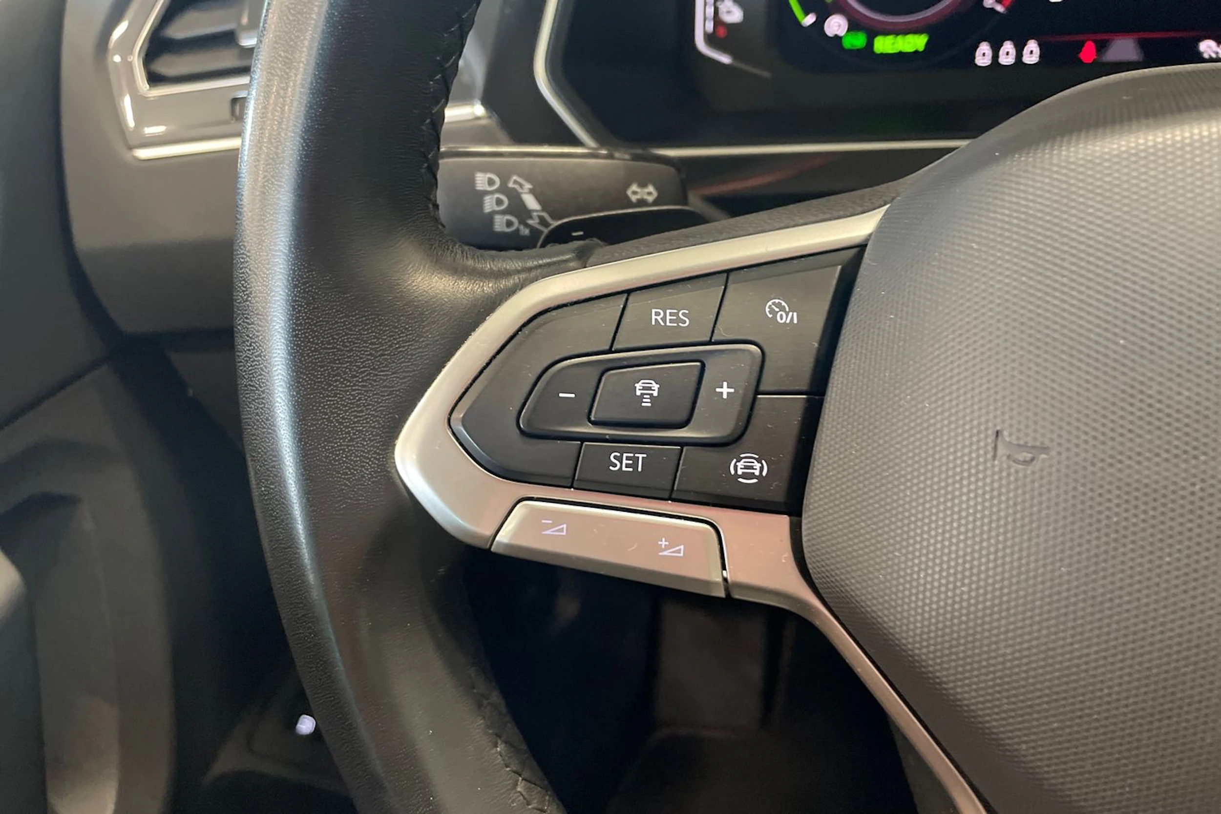 musta Volkswagen Tiguan 2023 kuva 14.