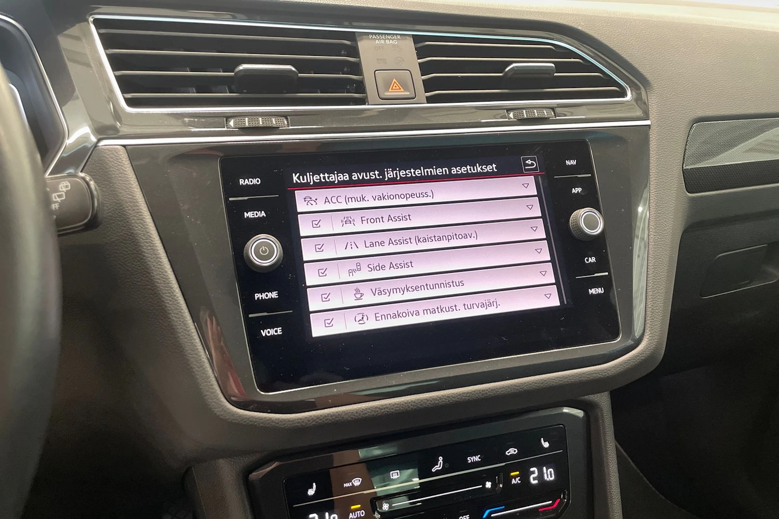 musta Volkswagen Tiguan 2023 kuva 22.