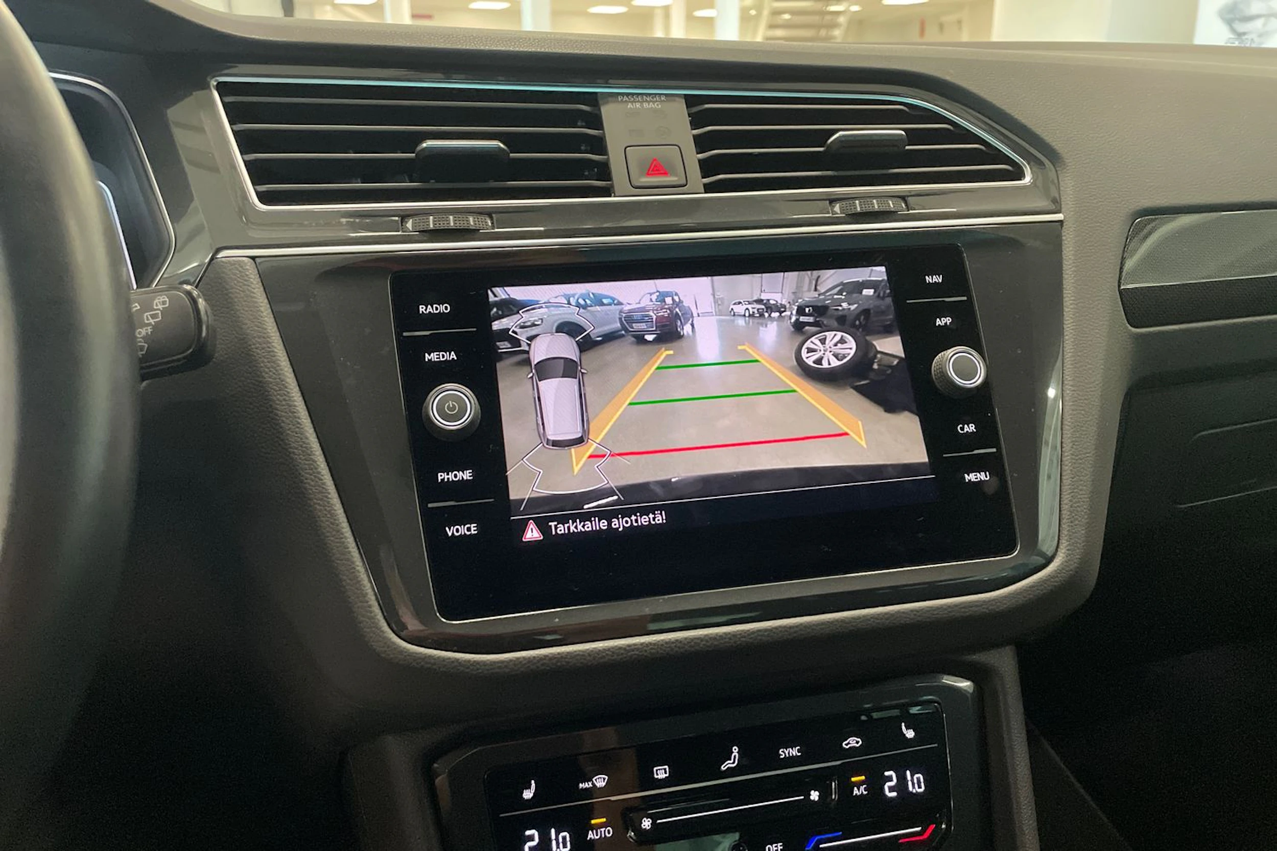 musta Volkswagen Tiguan 2023 kuva 26.