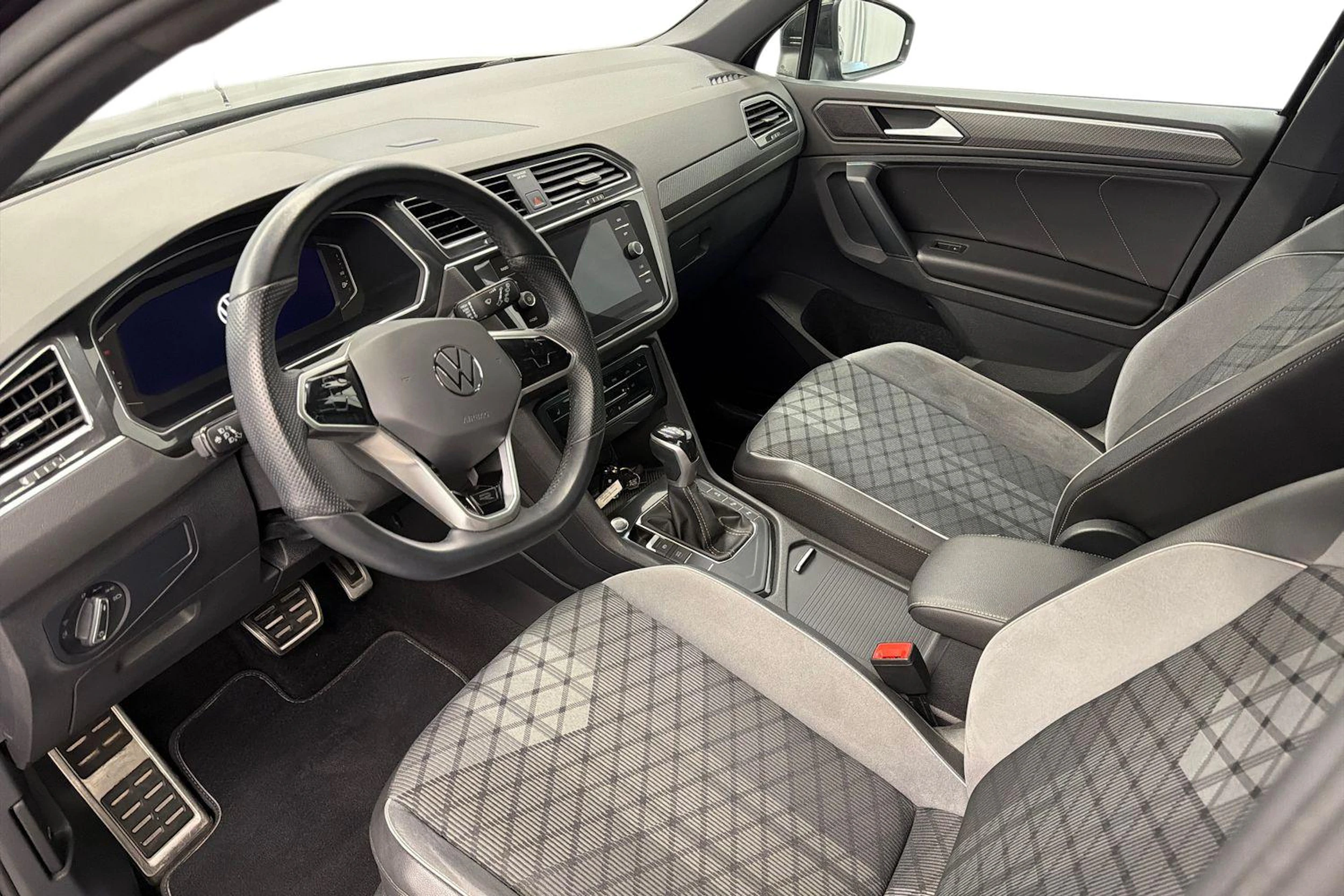 musta Volkswagen Tiguan 2023 kuva 8.