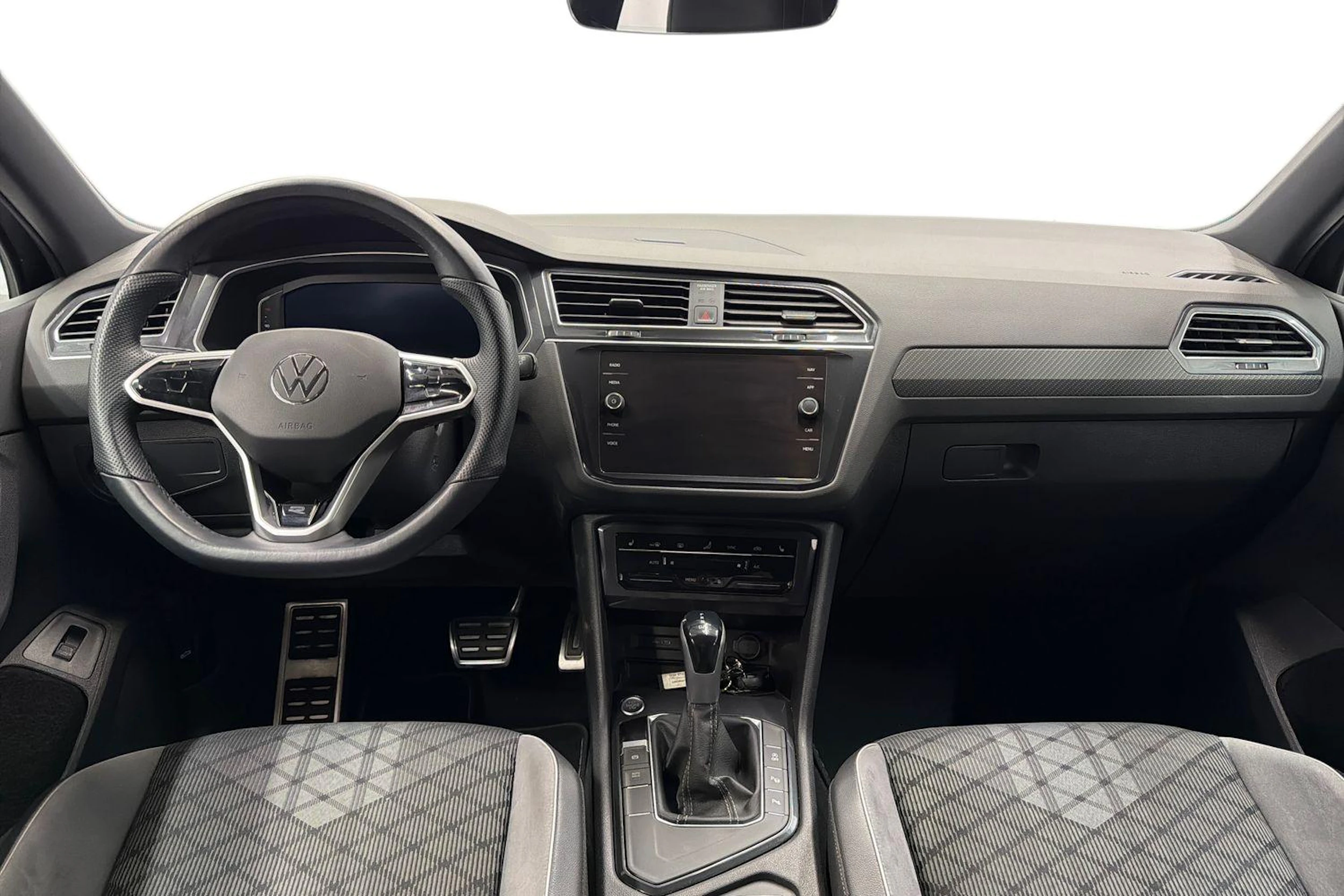 musta Volkswagen Tiguan 2023 kuva 9.