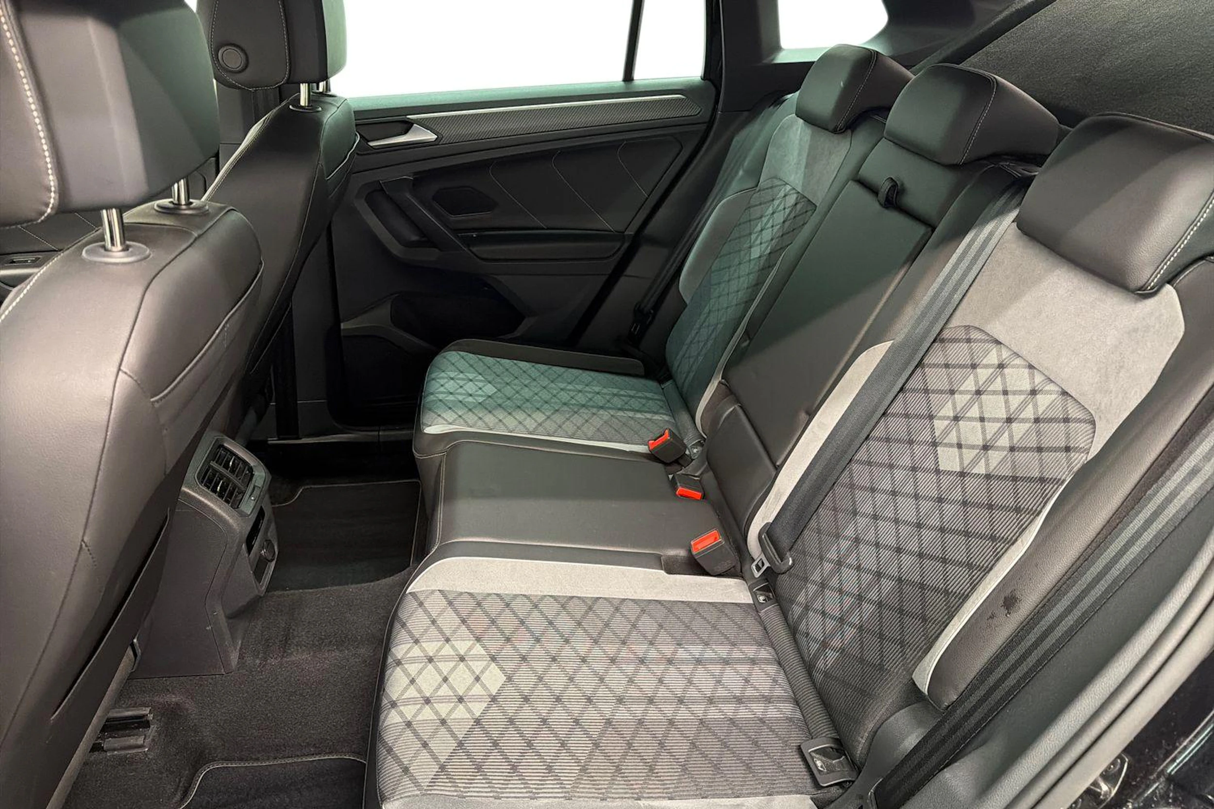 musta Volkswagen Tiguan 2023 kuva 11.