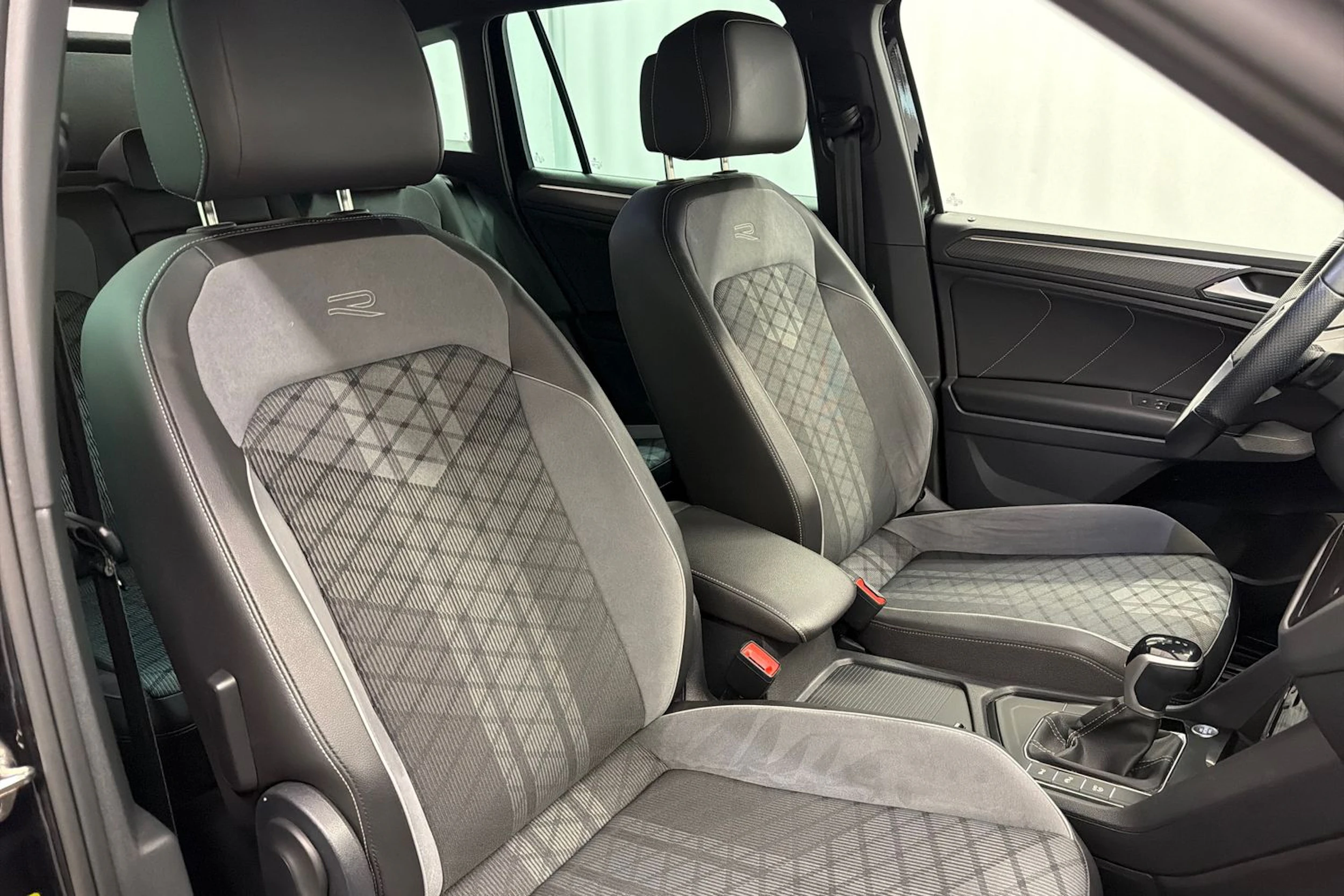 musta Volkswagen Tiguan 2023 kuva 15.
