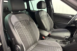 musta Volkswagen Tiguan 2023 kuva 15.