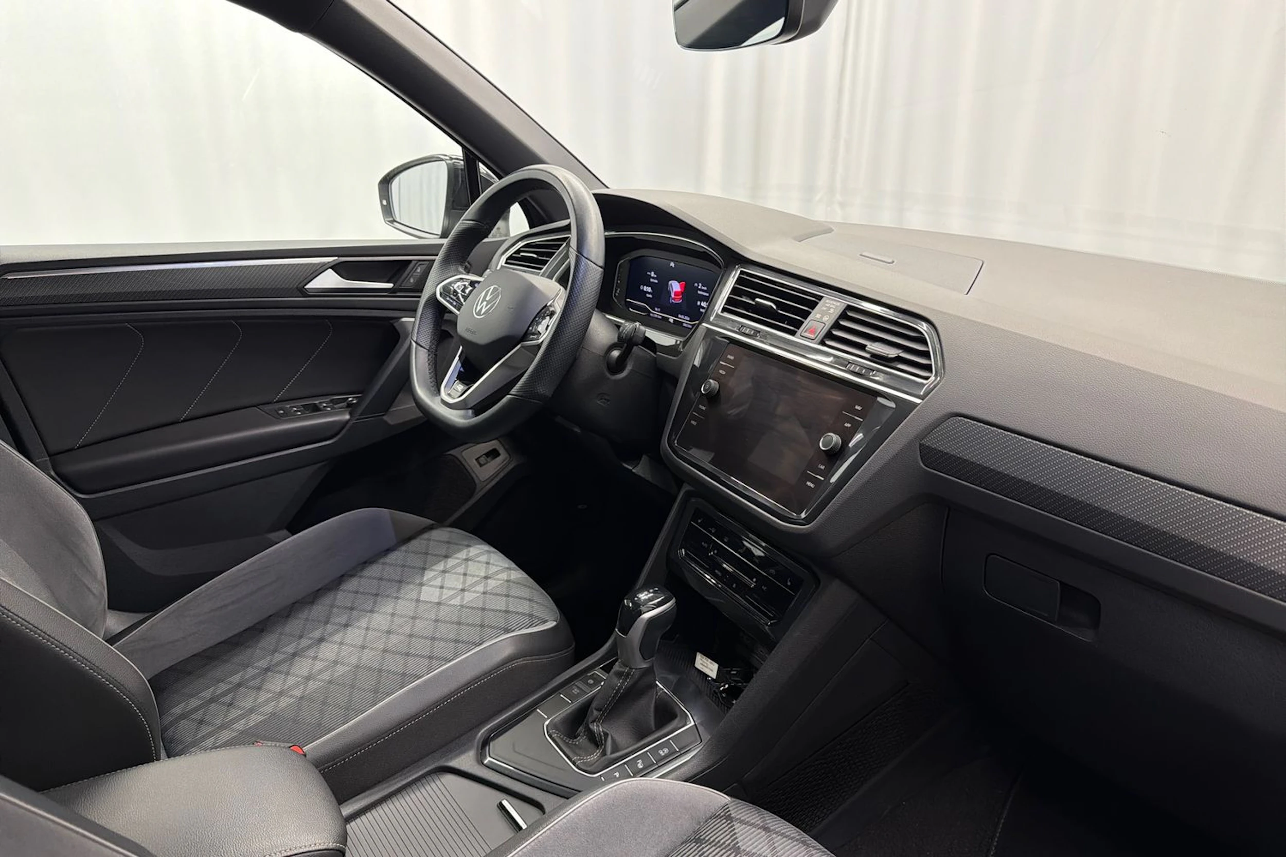 musta Volkswagen Tiguan 2023 kuva 16.