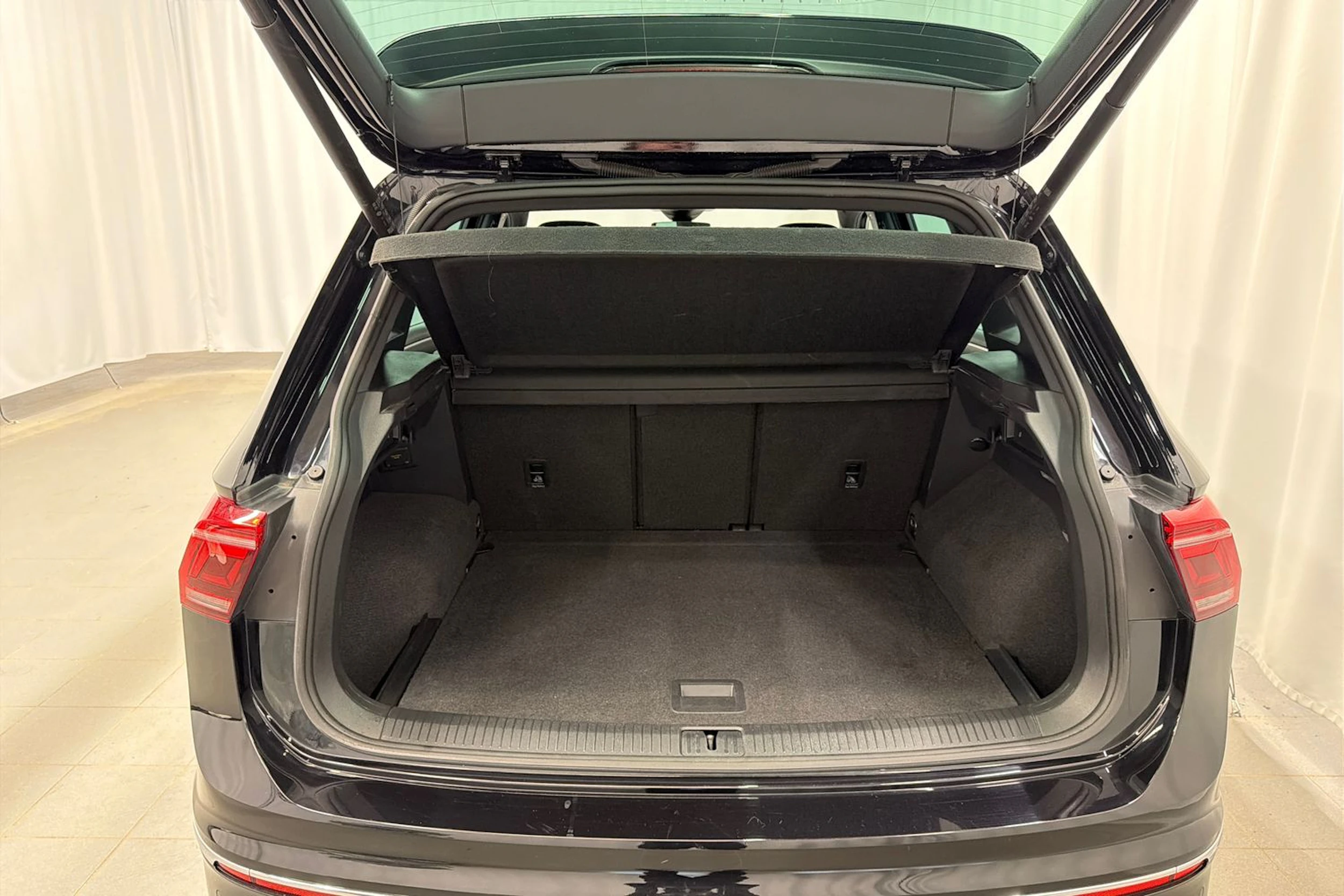 musta Volkswagen Tiguan 2023 kuva 17.