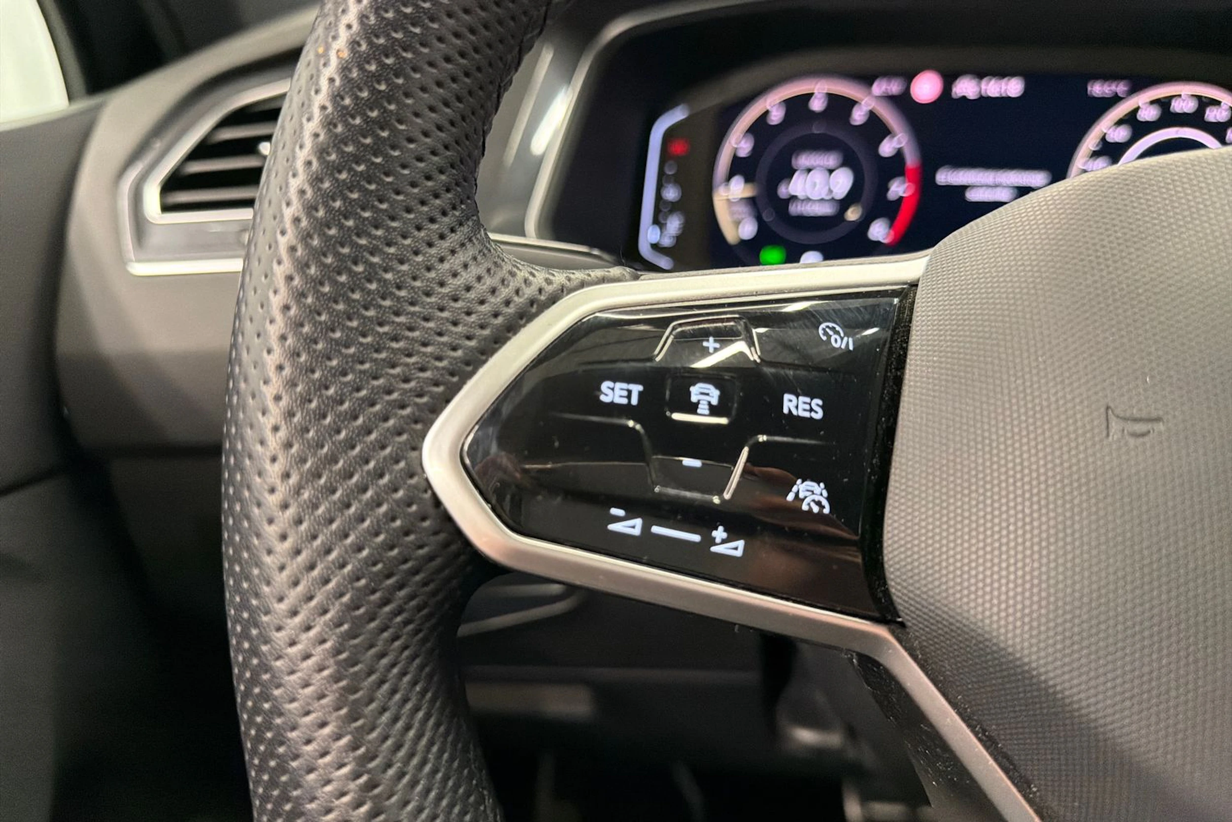 musta Volkswagen Tiguan 2023 kuva 20.