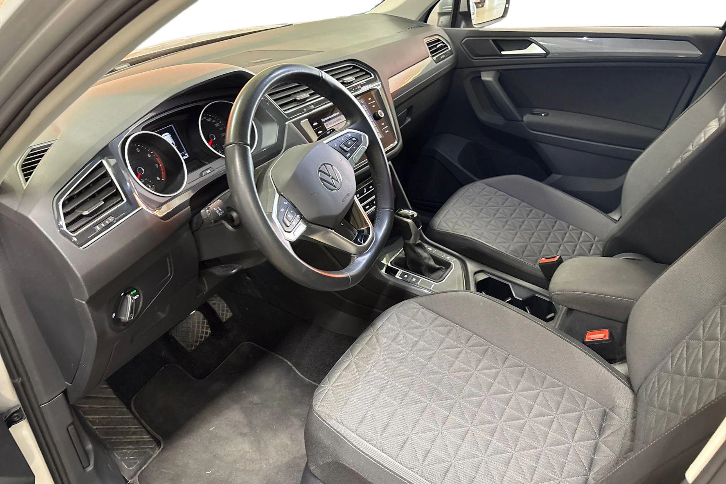 harmaa Volkswagen Tiguan 2023 kuva 3.