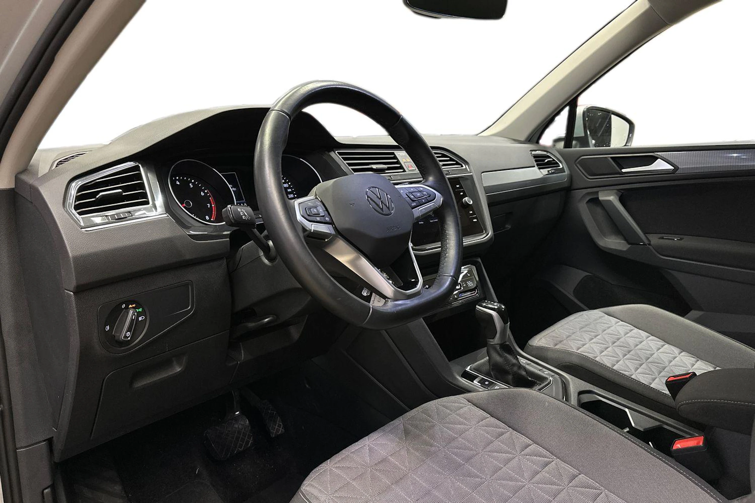 harmaa Volkswagen Tiguan 2023 kuva 8.