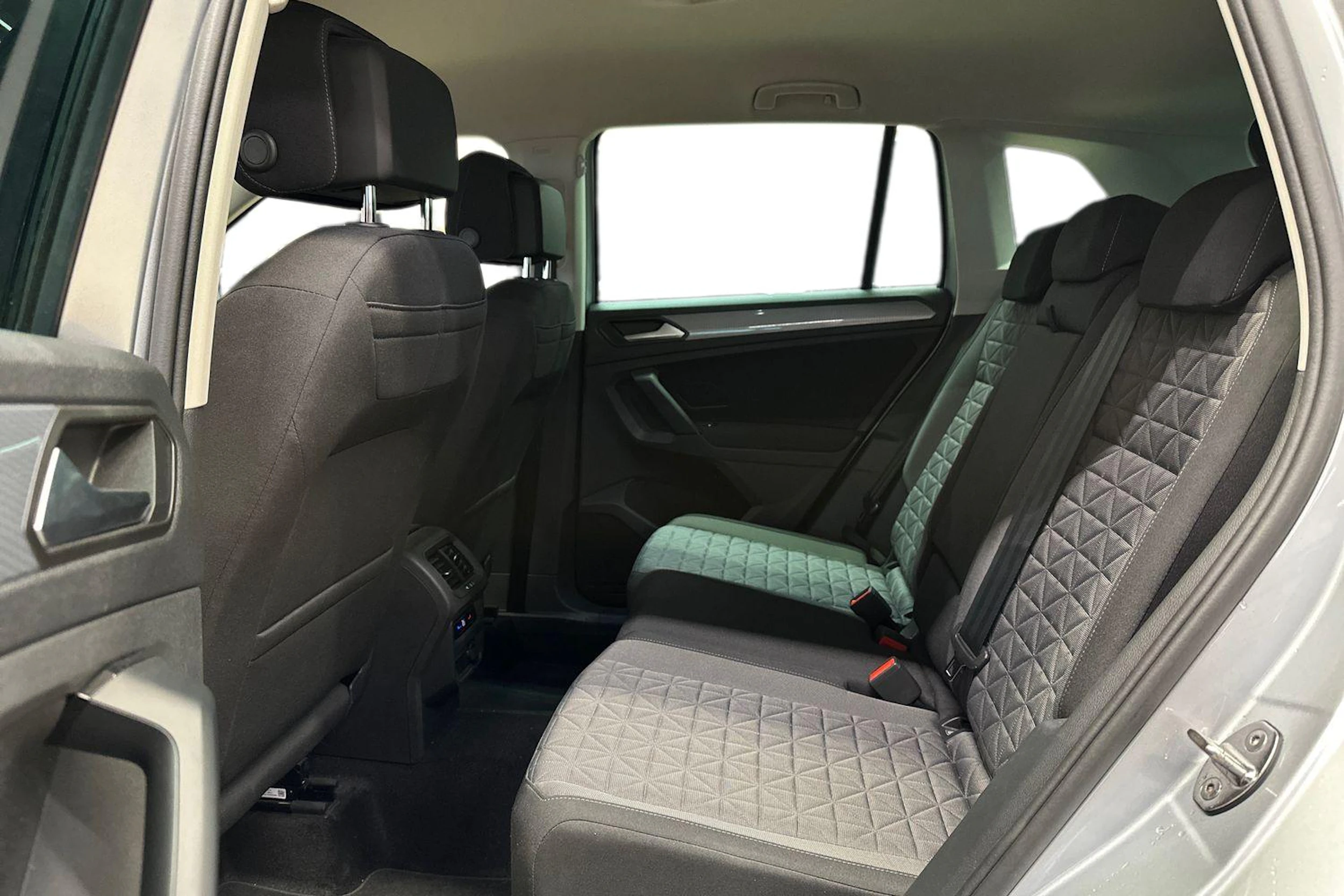 harmaa Volkswagen Tiguan 2023 kuva 11.