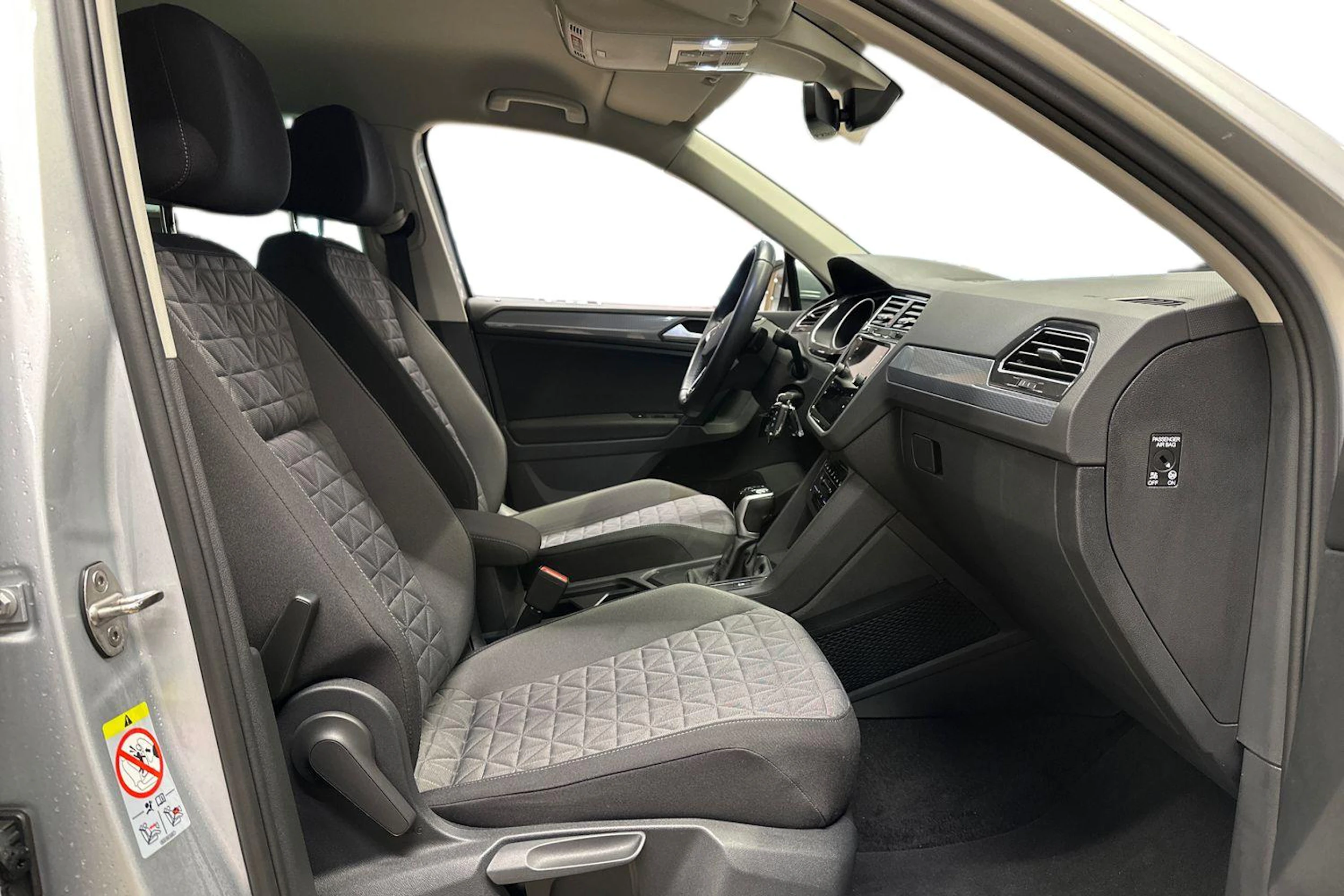 harmaa Volkswagen Tiguan 2023 kuva 12.