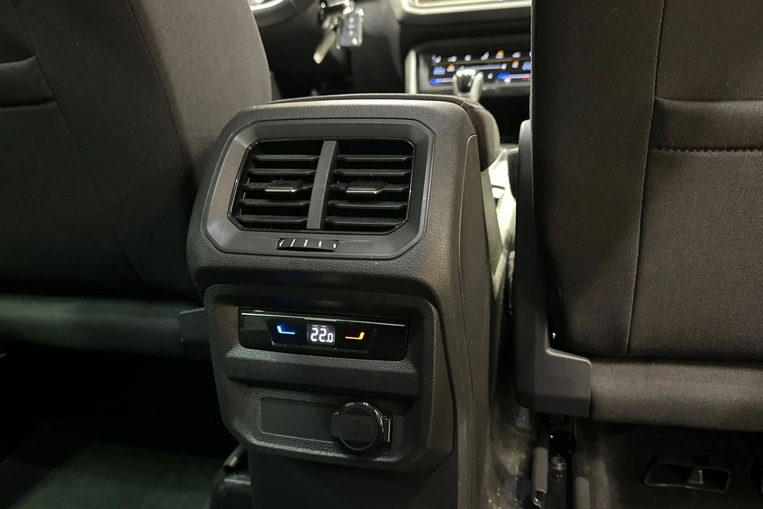harmaa Volkswagen Tiguan 2023 kuva 15.