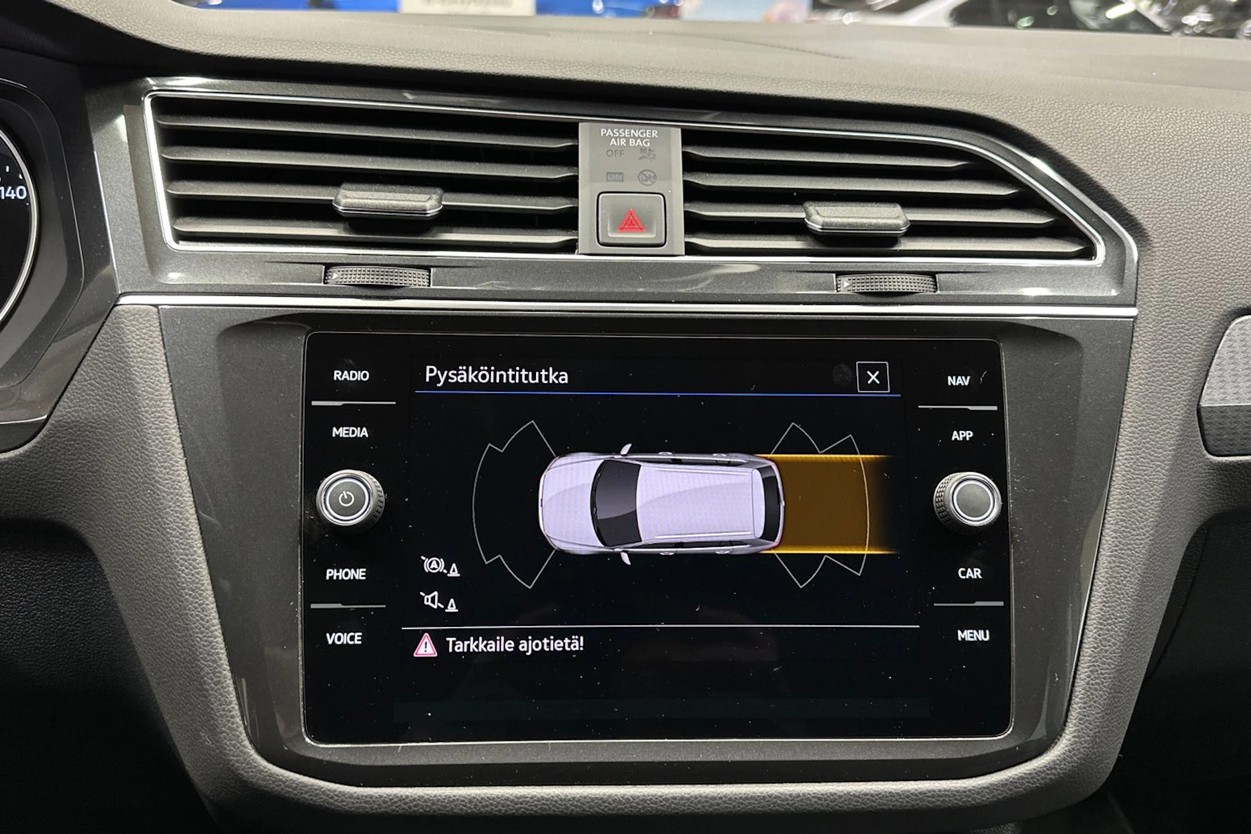 harmaa Volkswagen Tiguan 2023 kuva 16.