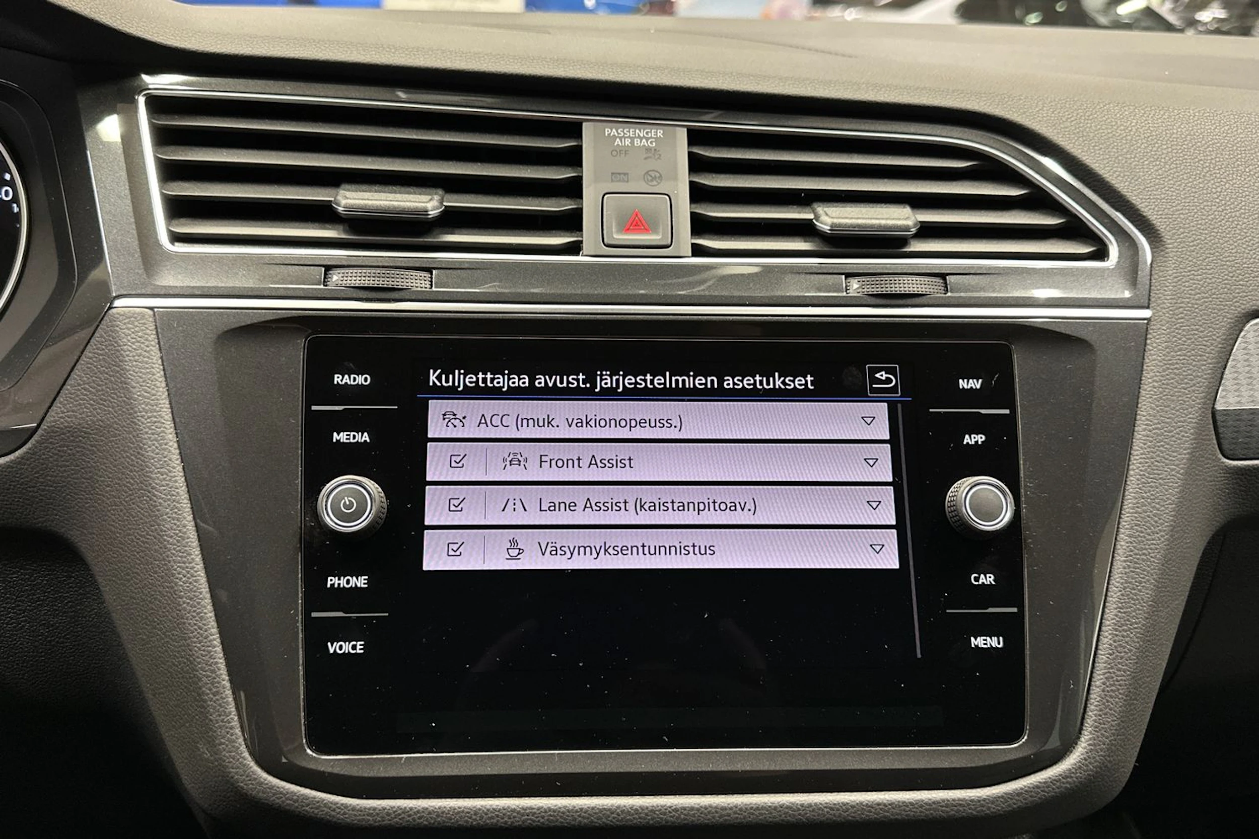 harmaa Volkswagen Tiguan 2023 kuva 19.