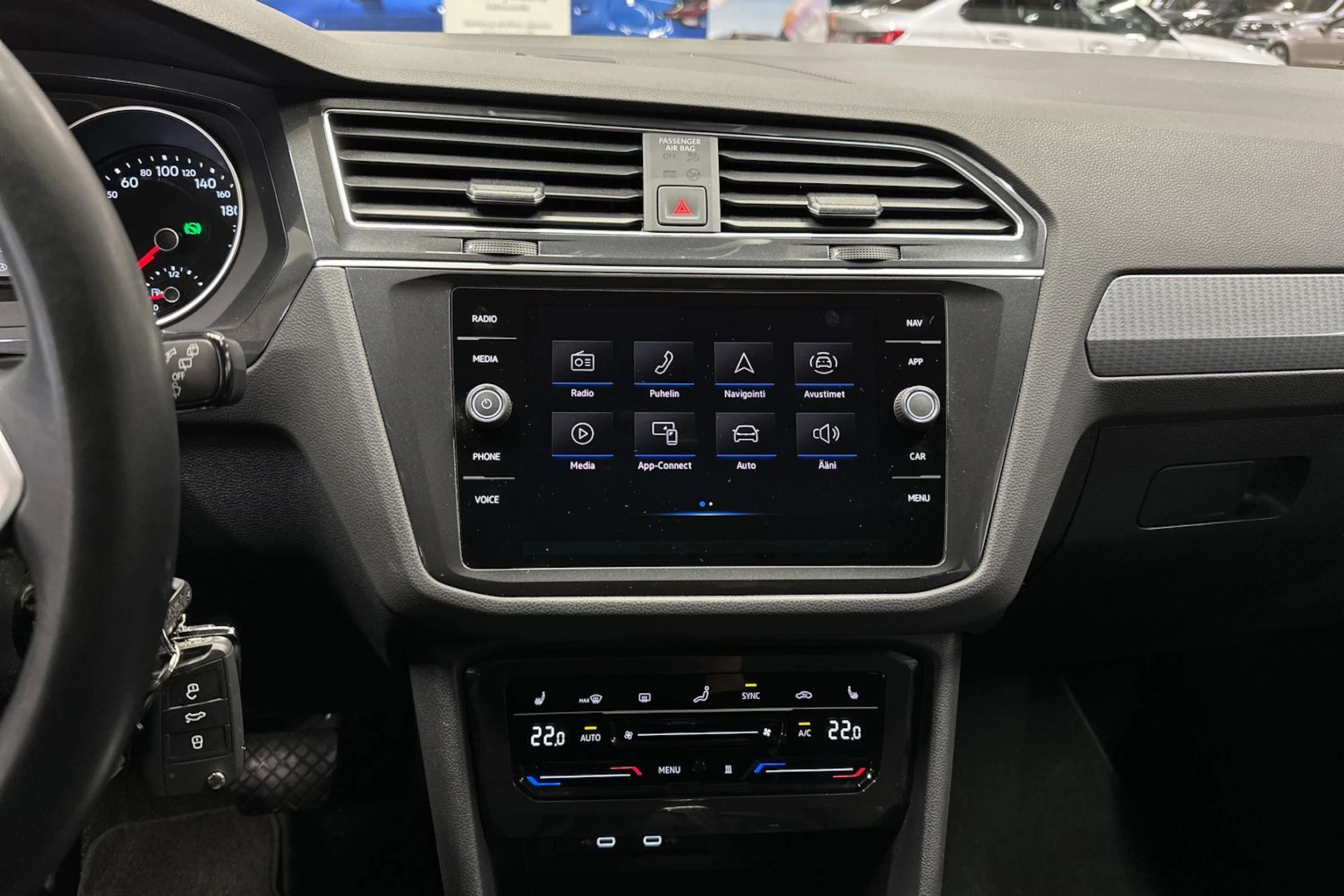 harmaa Volkswagen Tiguan 2023 kuva 20.