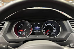 harmaa Volkswagen Tiguan 2023 kuva 22.