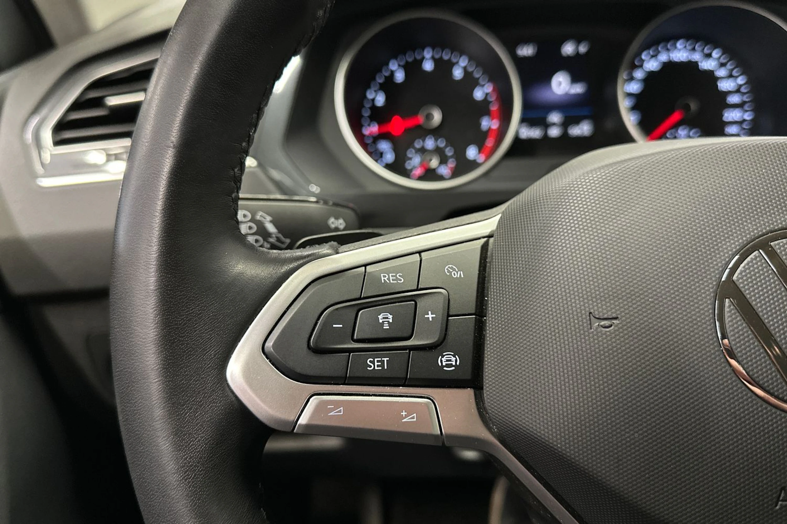 harmaa Volkswagen Tiguan 2023 kuva 23.
