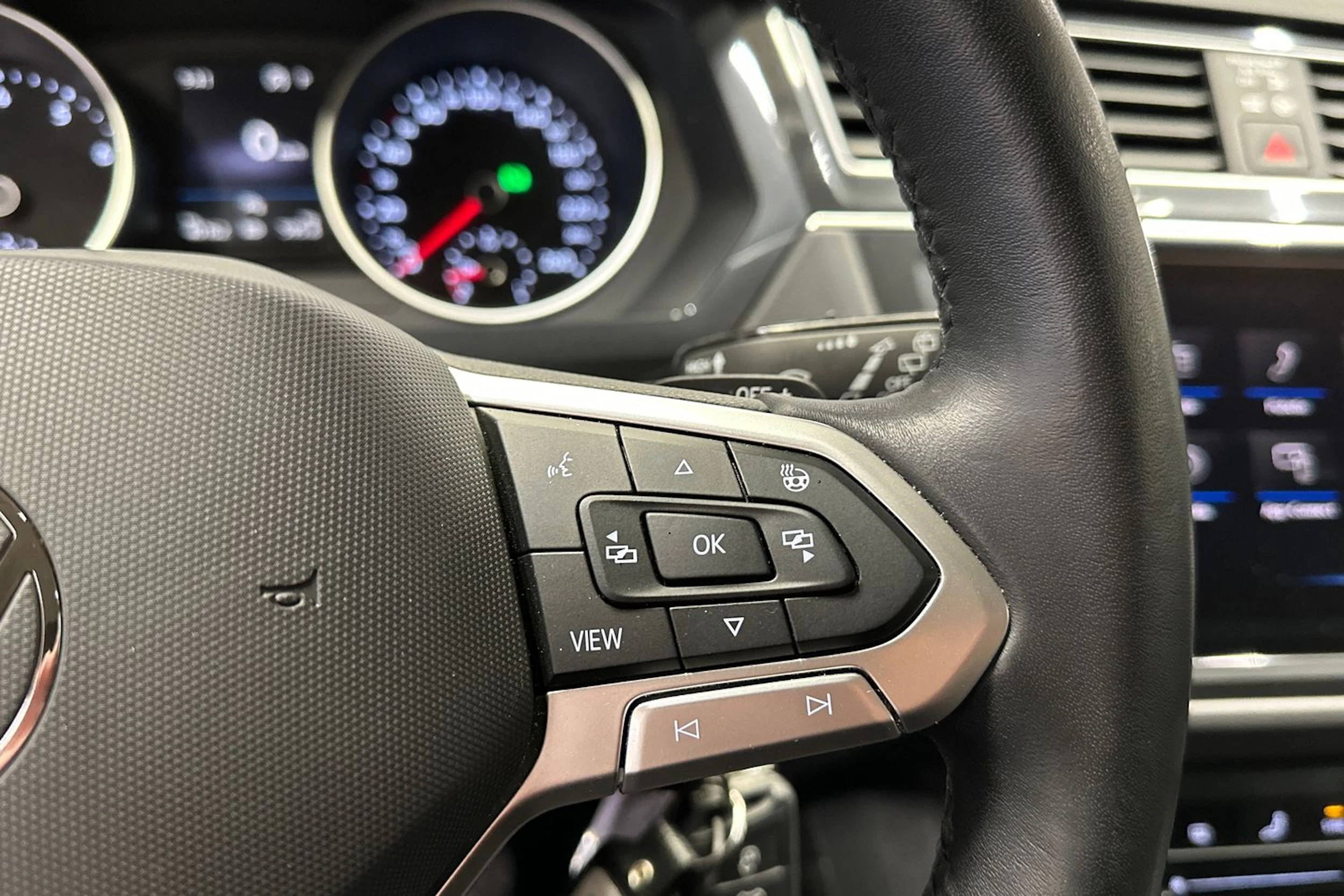 harmaa Volkswagen Tiguan 2023 kuva 24.