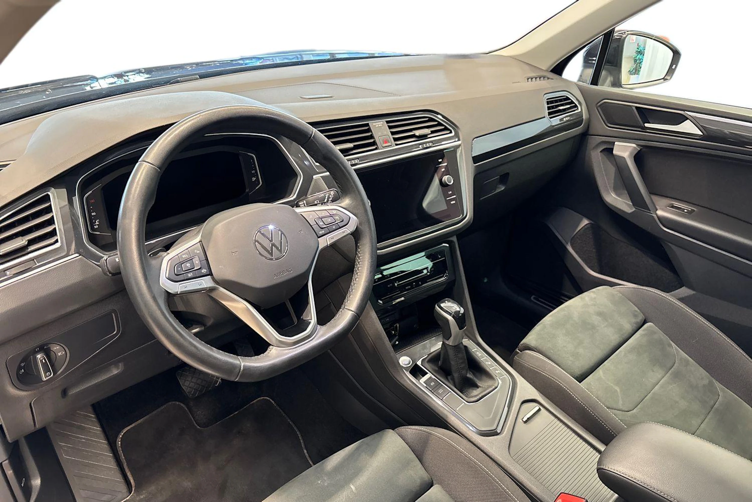 musta Volkswagen Tiguan 2023 kuva 8.