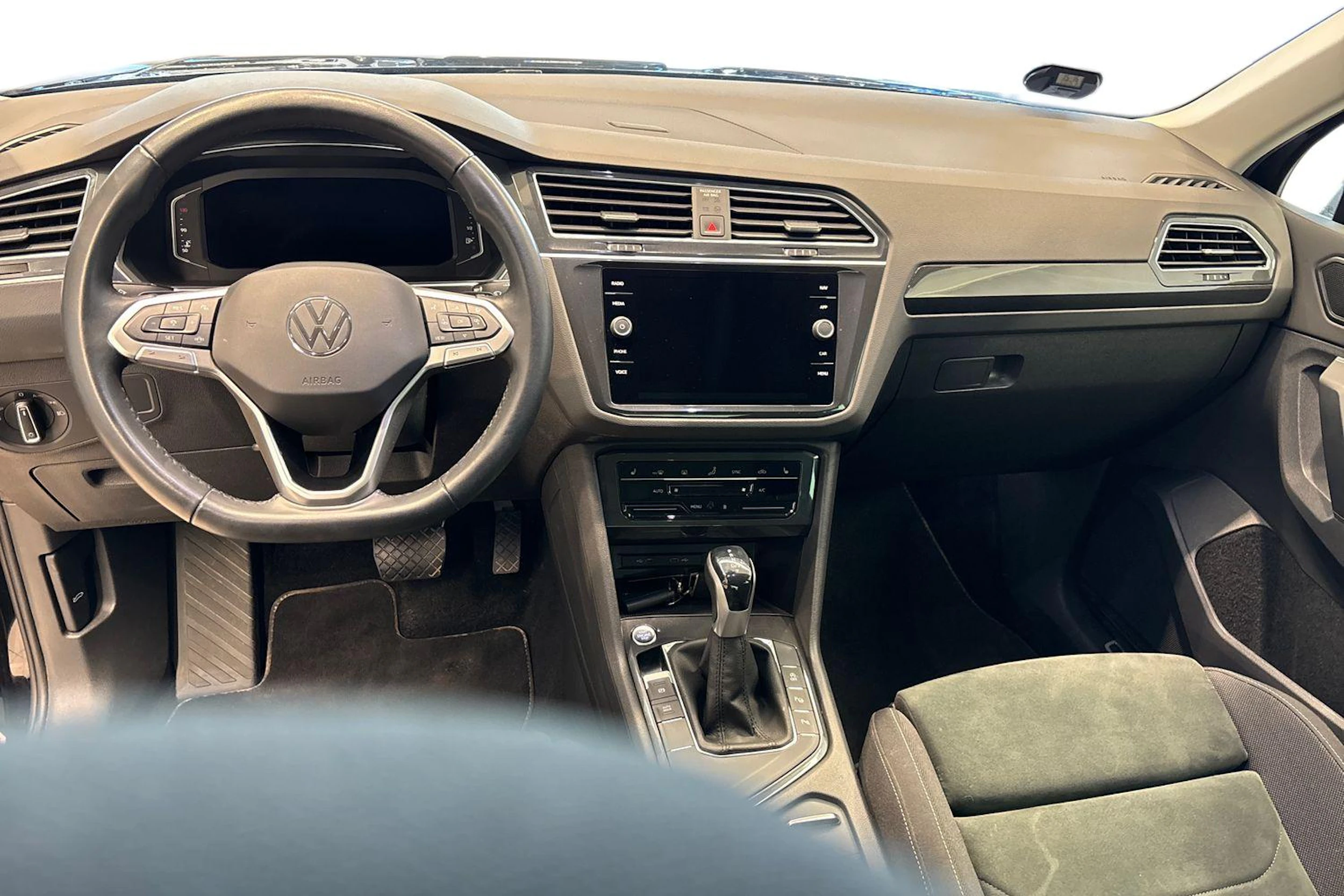 musta Volkswagen Tiguan 2023 kuva 9.
