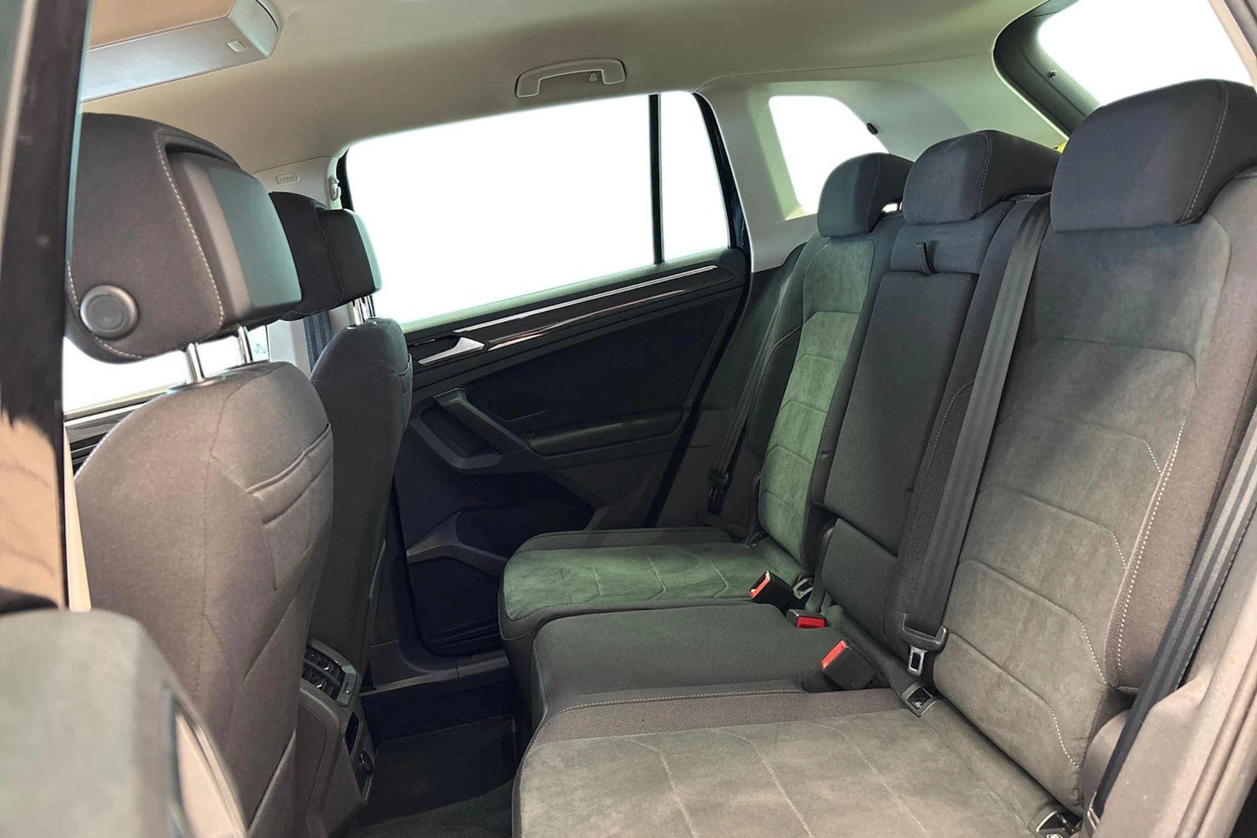 musta Volkswagen Tiguan 2023 kuva 11.