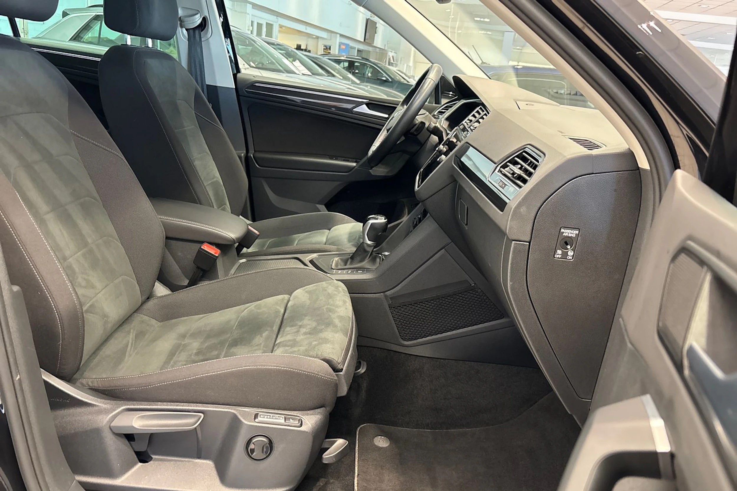 musta Volkswagen Tiguan 2023 kuva 15.