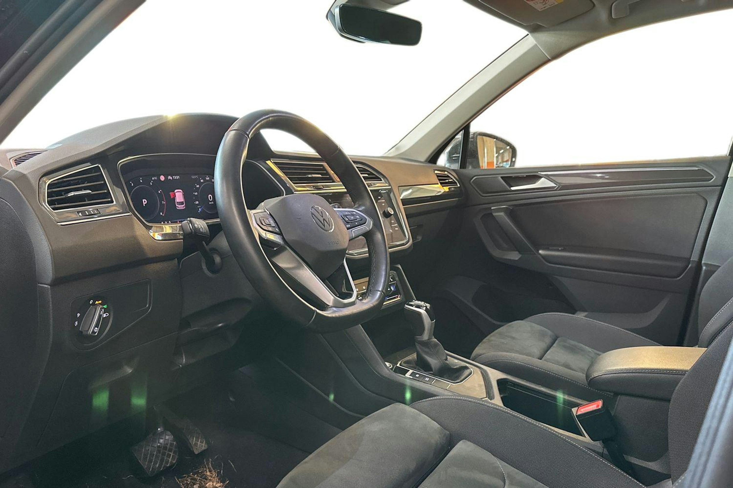 musta Volkswagen Tiguan 2023 kuva 3.