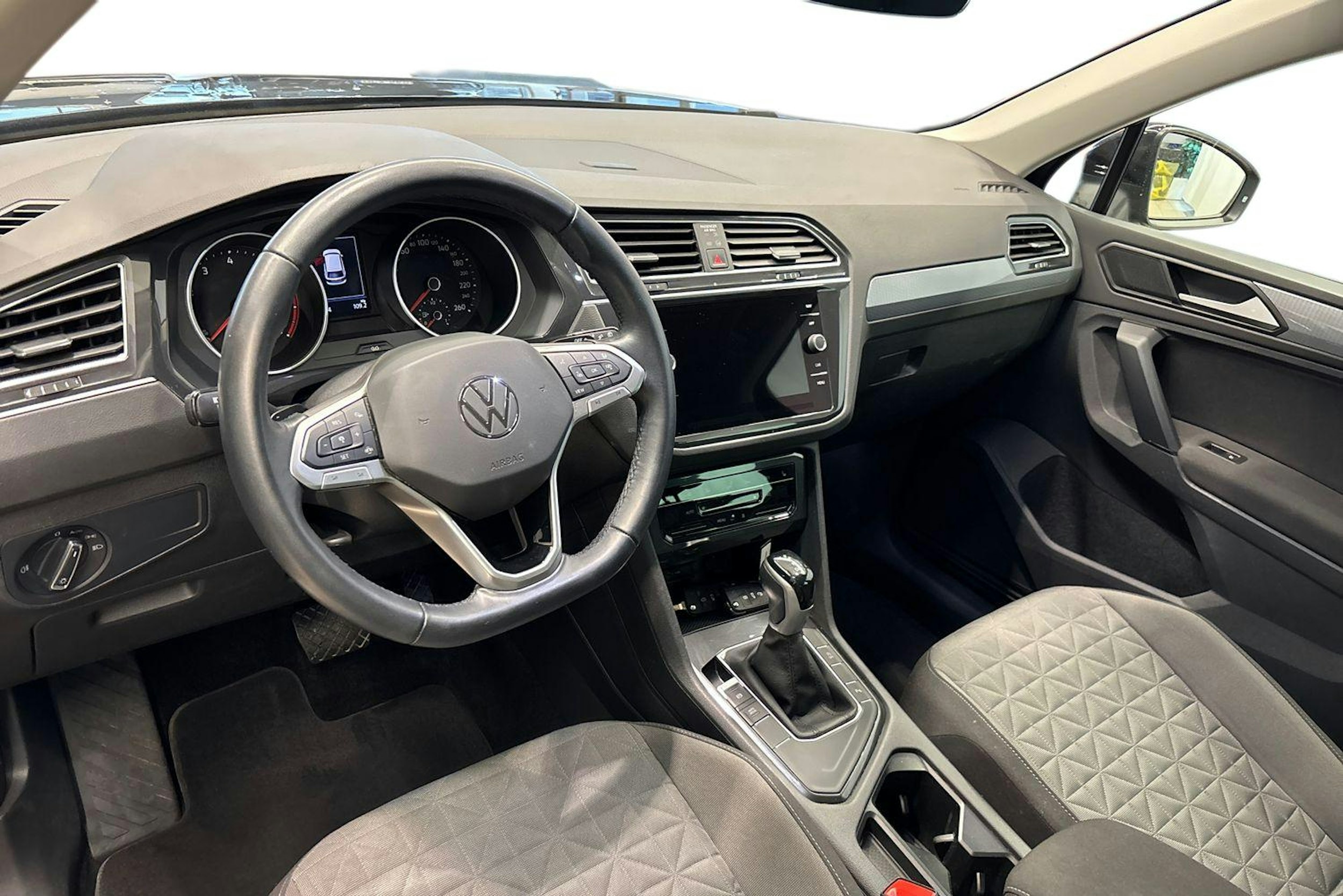 Musta Volkswagen Tiguan 2023 kuva 7.