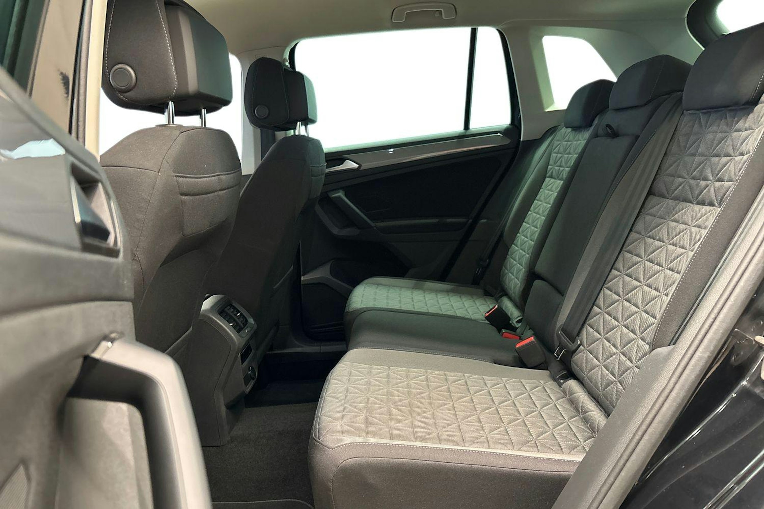 Musta Volkswagen Tiguan 2023 kuva 10.