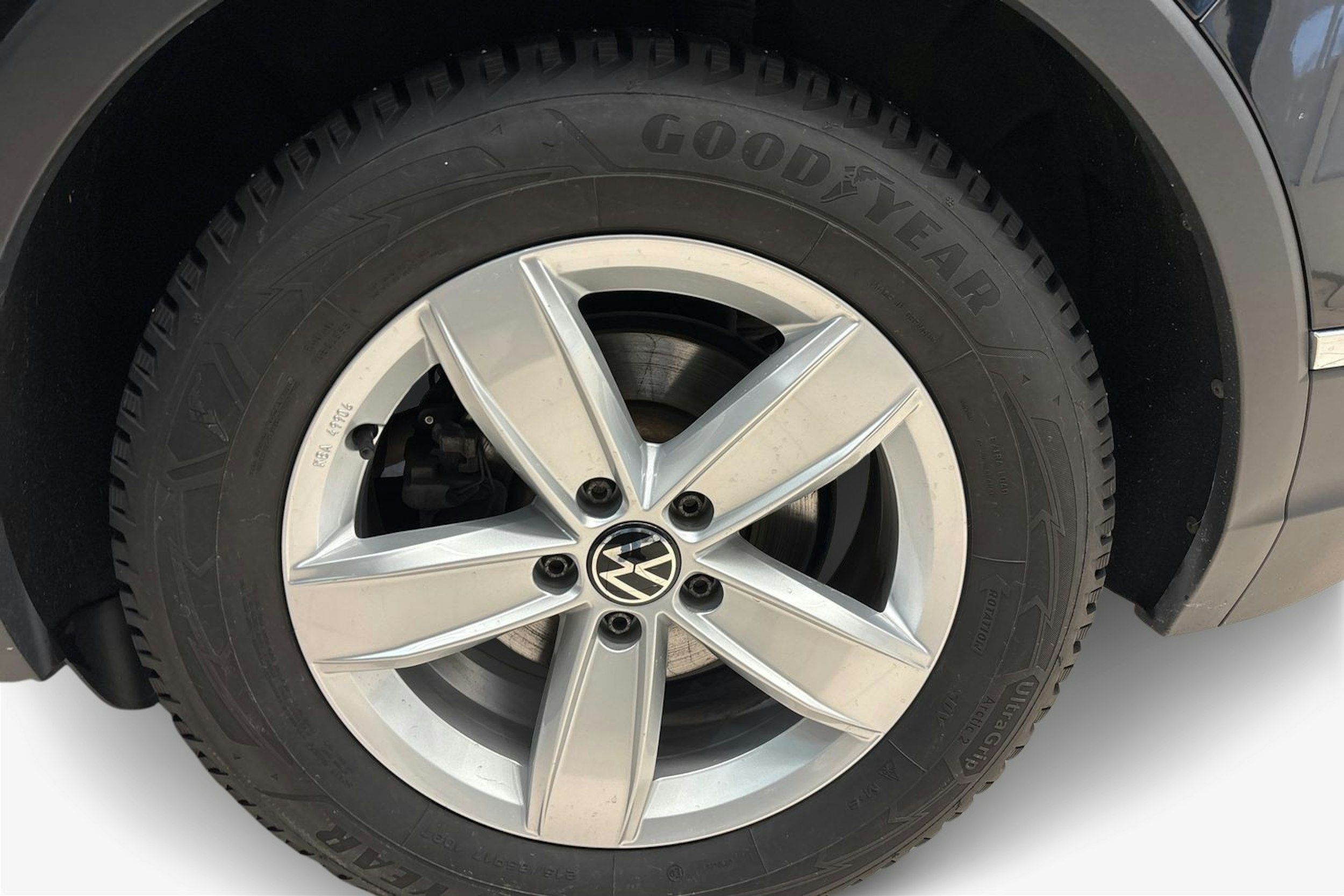 Musta Volkswagen Tiguan 2023 kuva 11.