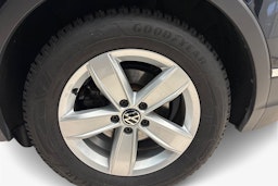 Musta Volkswagen Tiguan 2023 kuva 11.