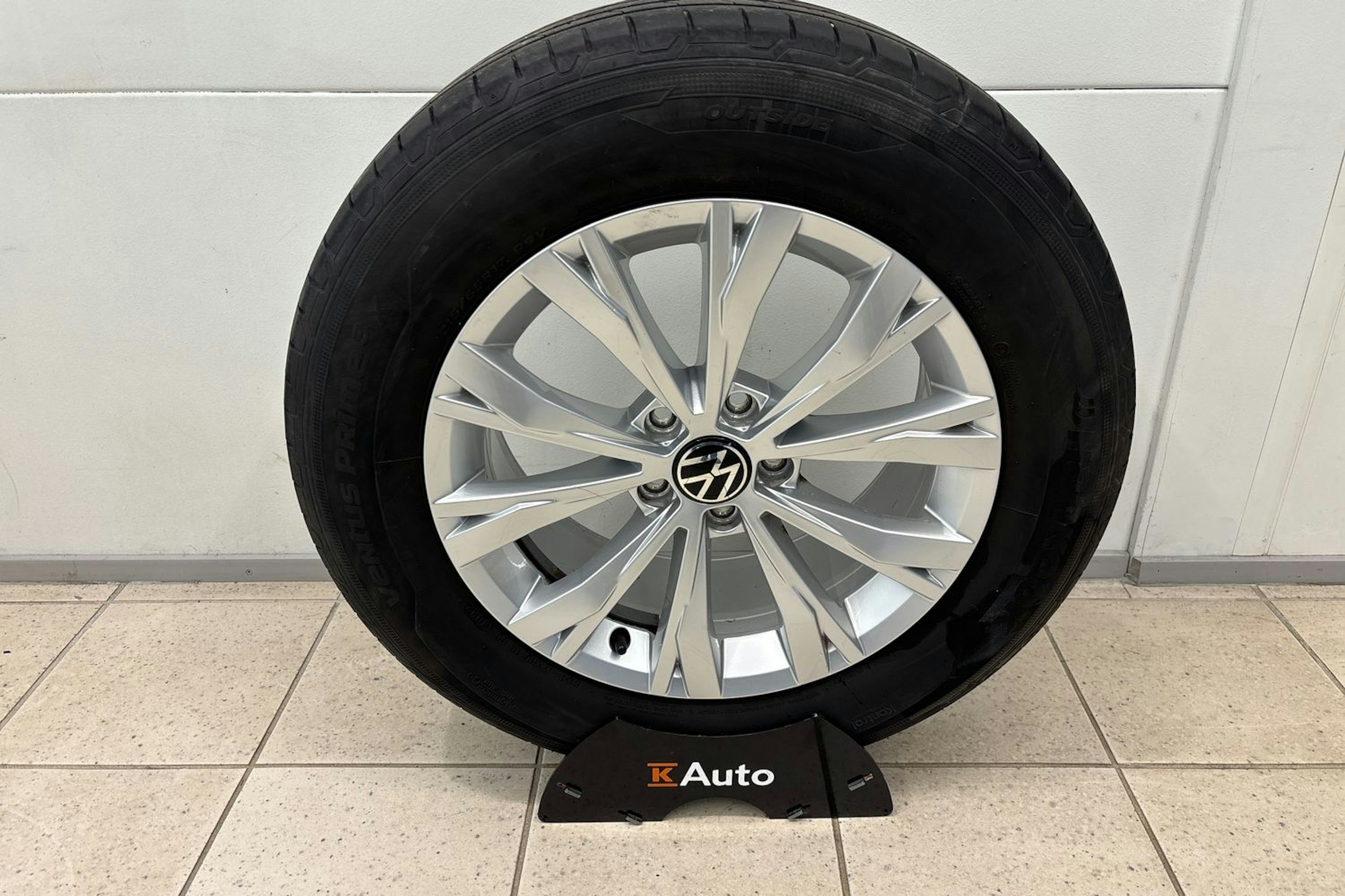 Musta Volkswagen Tiguan 2023 kuva 14.