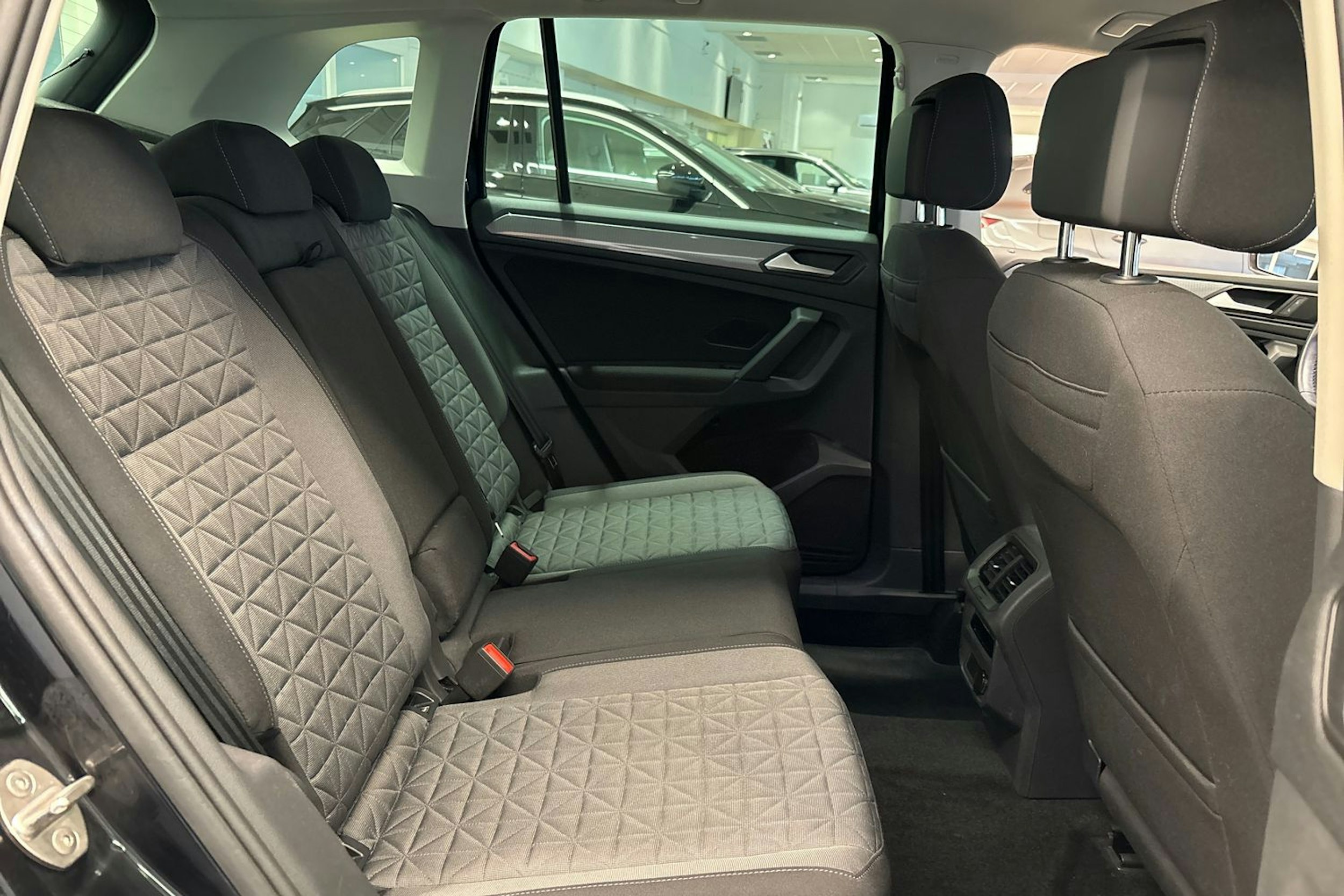 Musta Volkswagen Tiguan 2023 kuva 34.