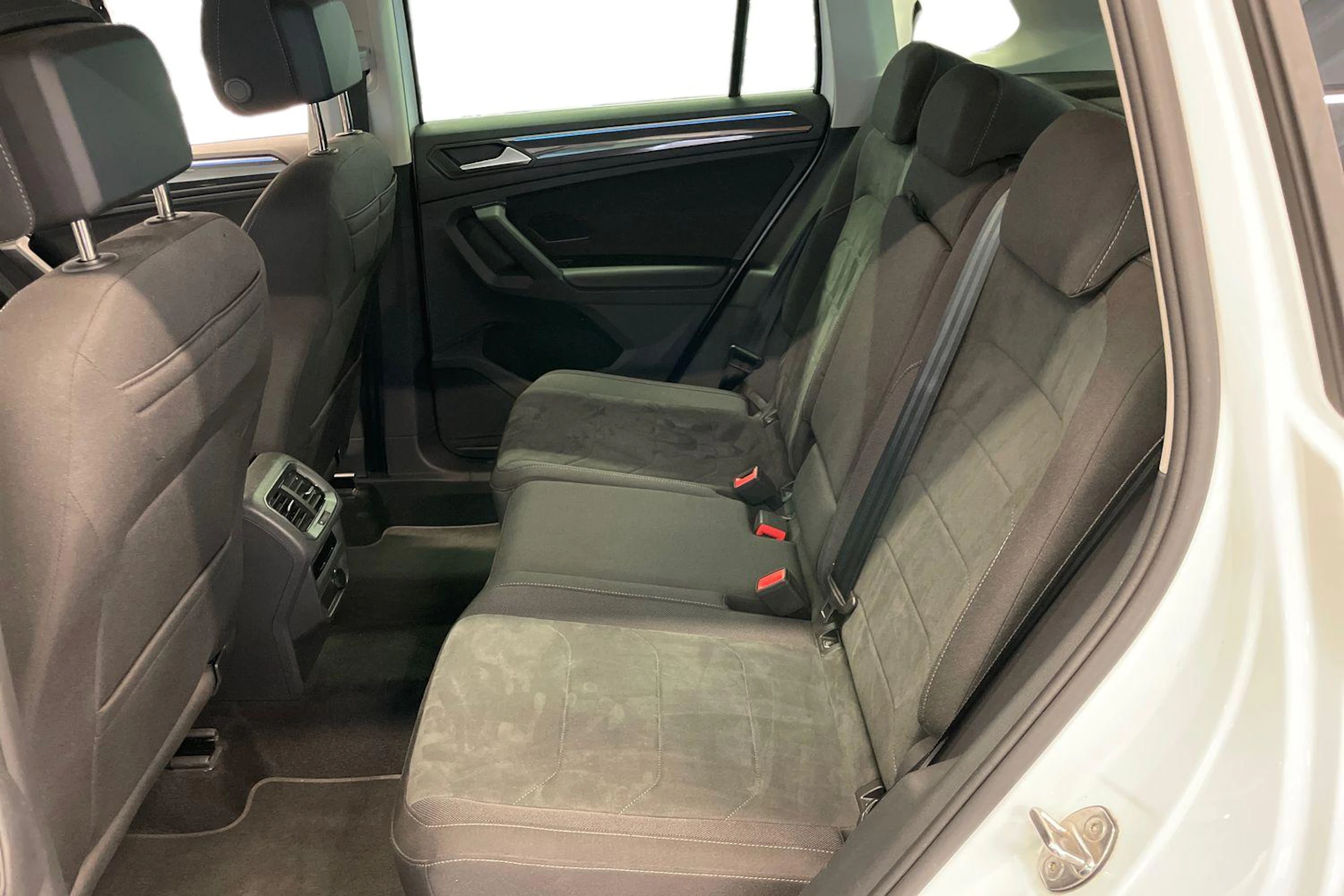 valkoinen Volkswagen Tiguan 2023 kuva 8.