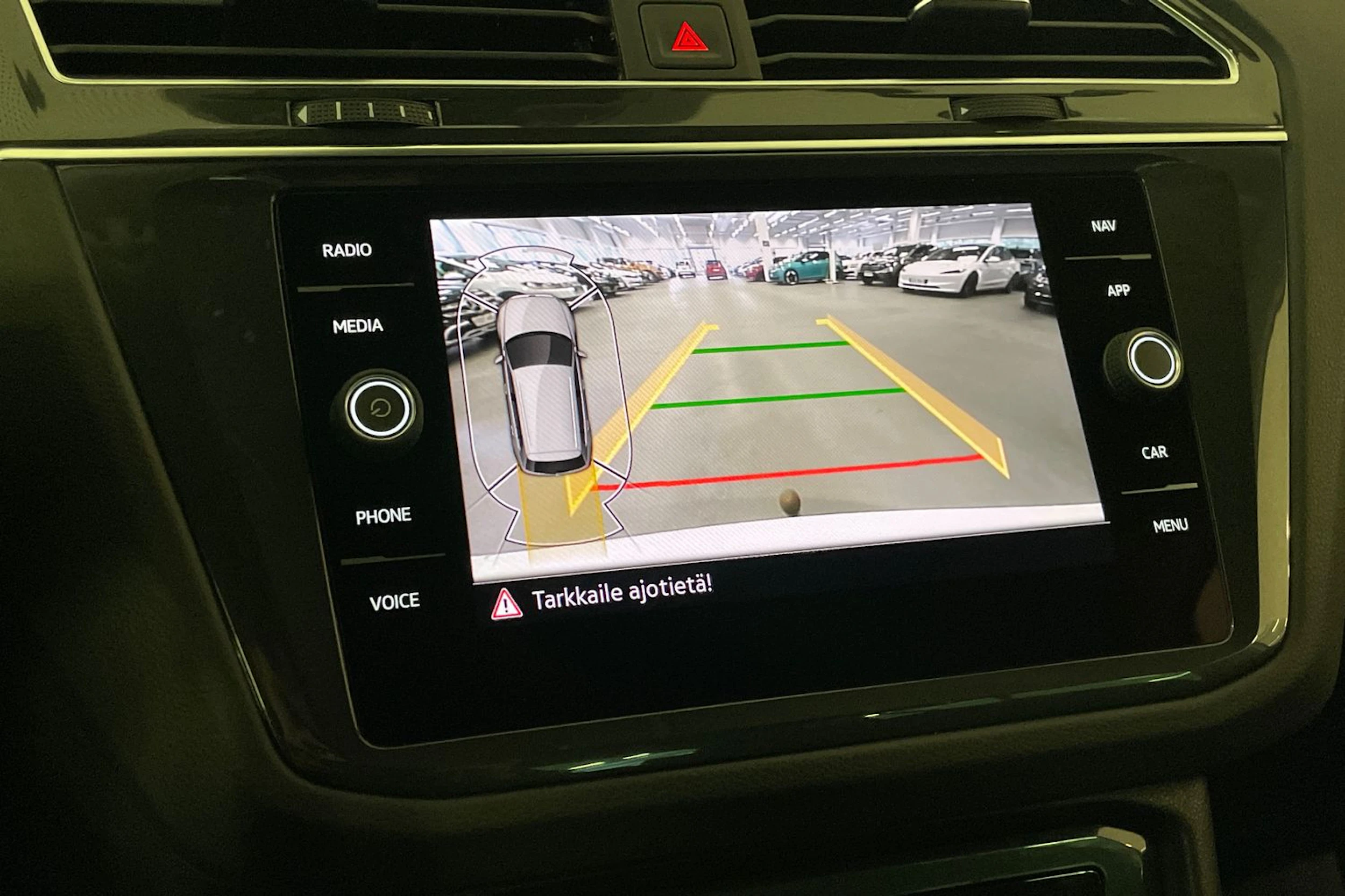 valkoinen Volkswagen Tiguan 2023 kuva 11.