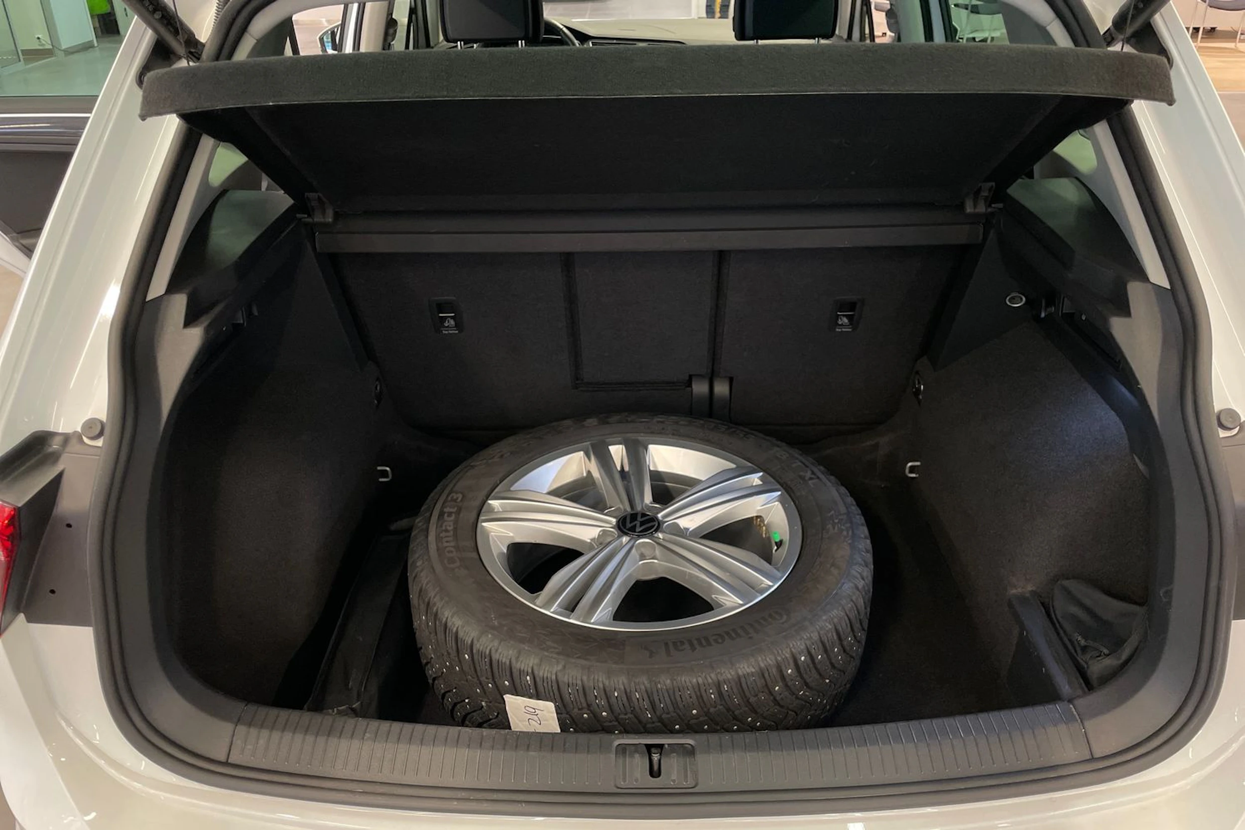 valkoinen Volkswagen Tiguan 2023 kuva 15.