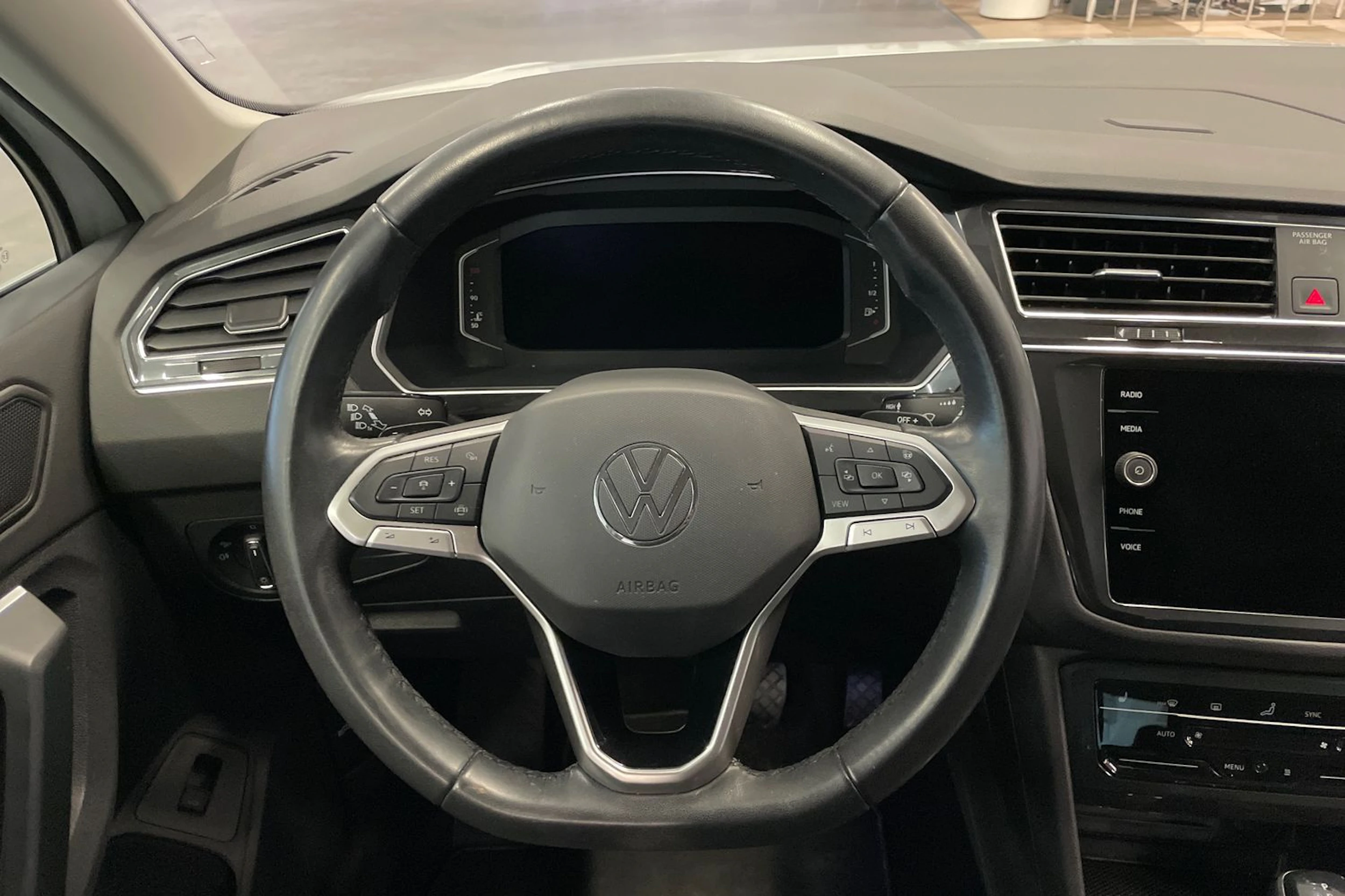 valkoinen Volkswagen Tiguan 2023 kuva 17.