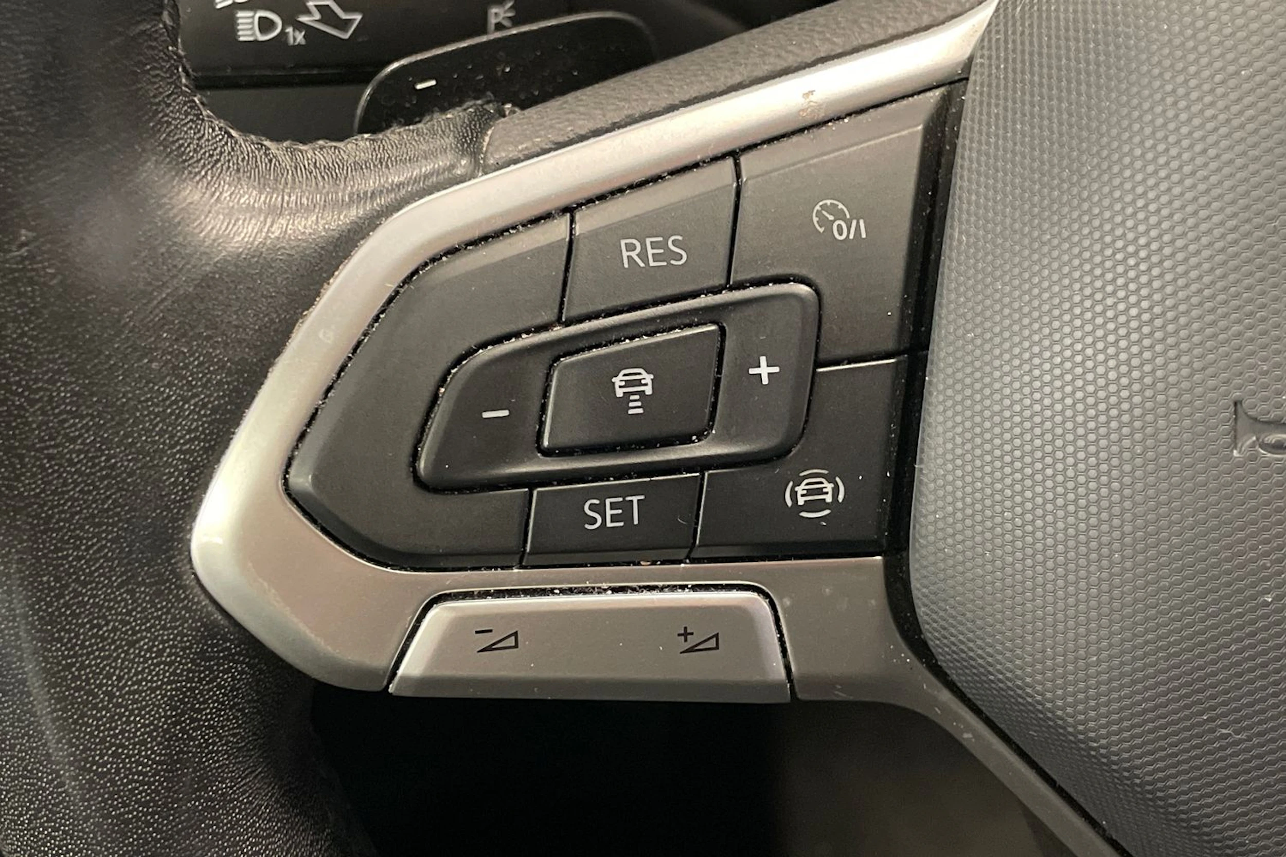 valkoinen Volkswagen Tiguan 2023 kuva 18.