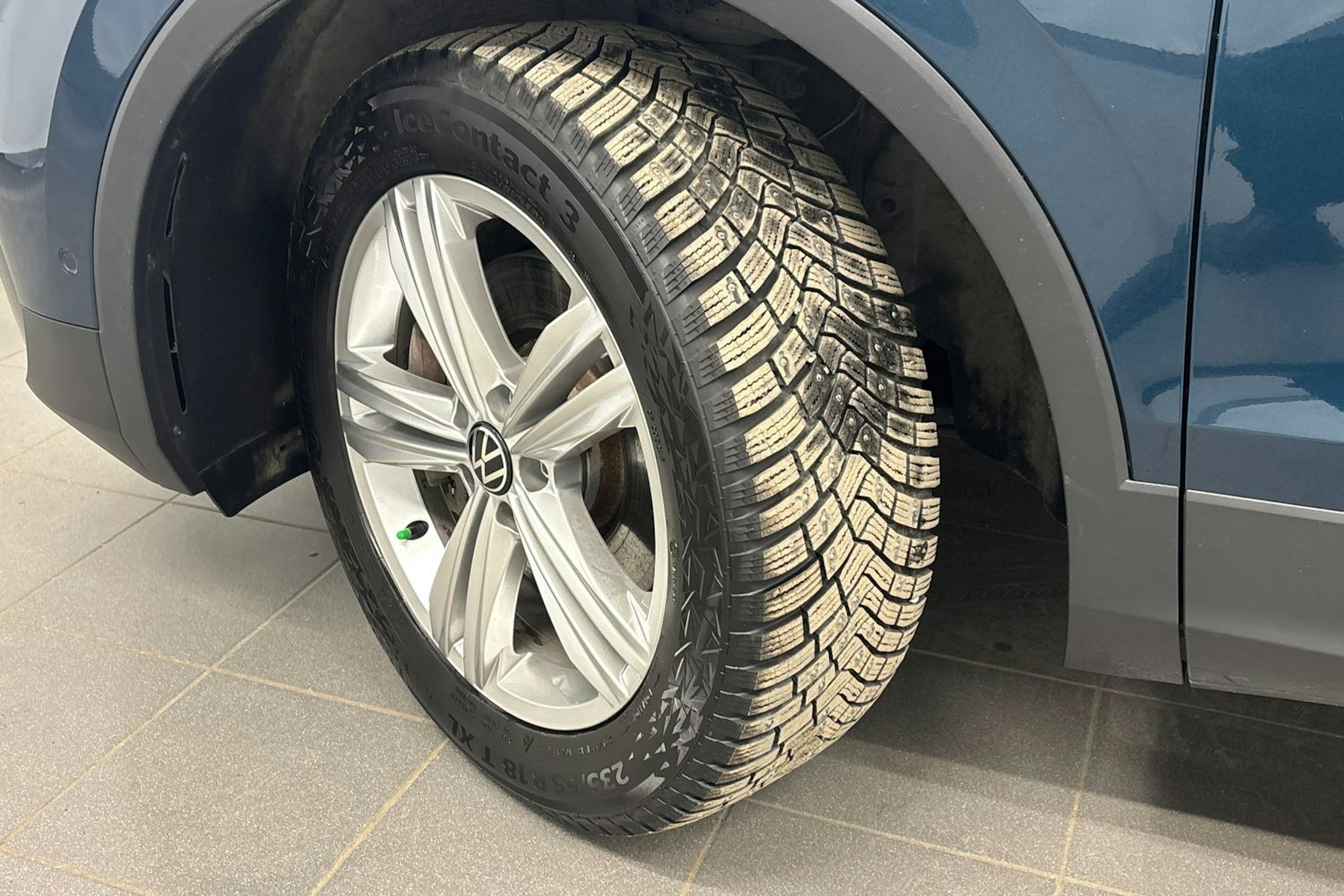 sininen Volkswagen Tiguan 2023 kuva 13.