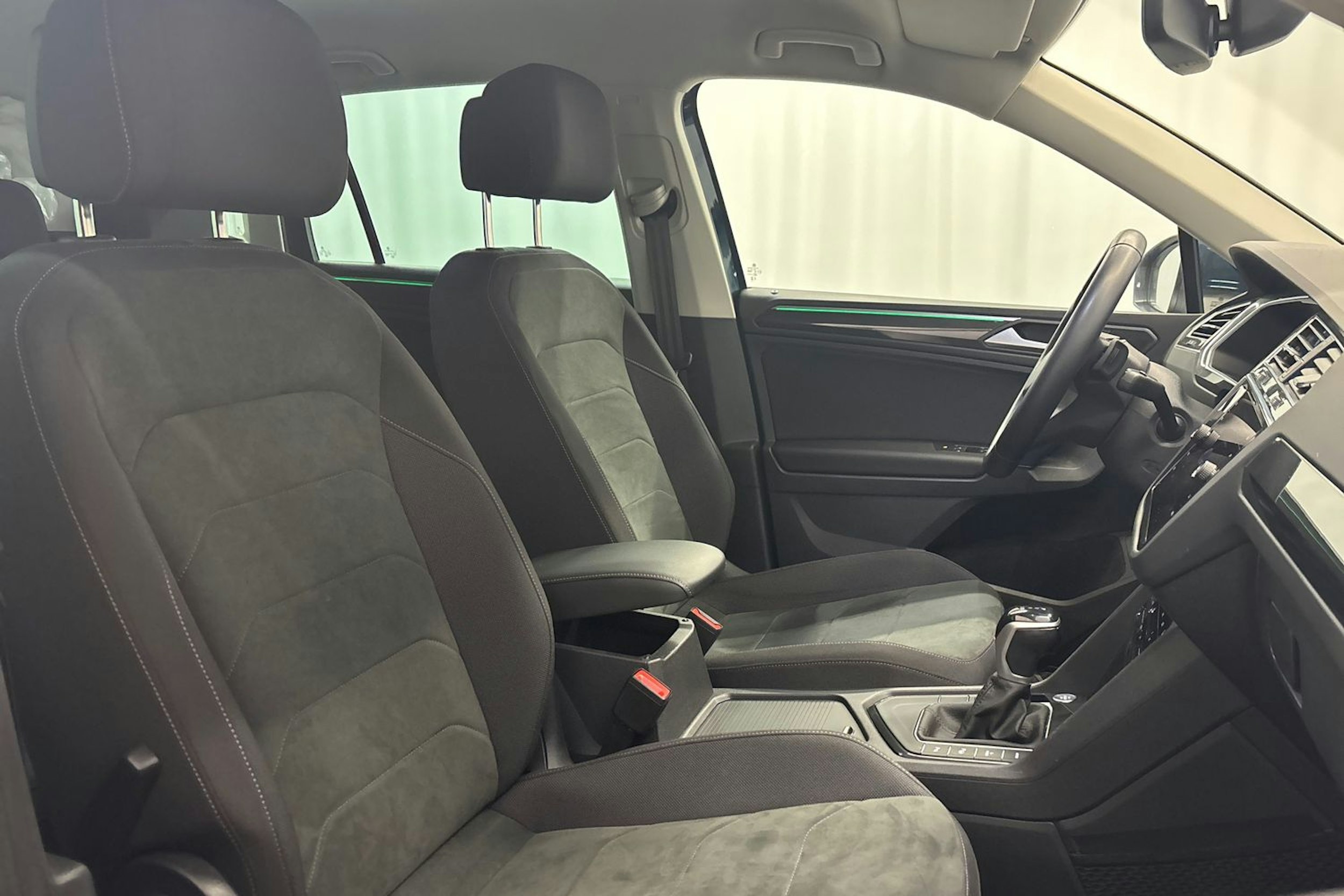 sininen Volkswagen Tiguan 2023 kuva 14.