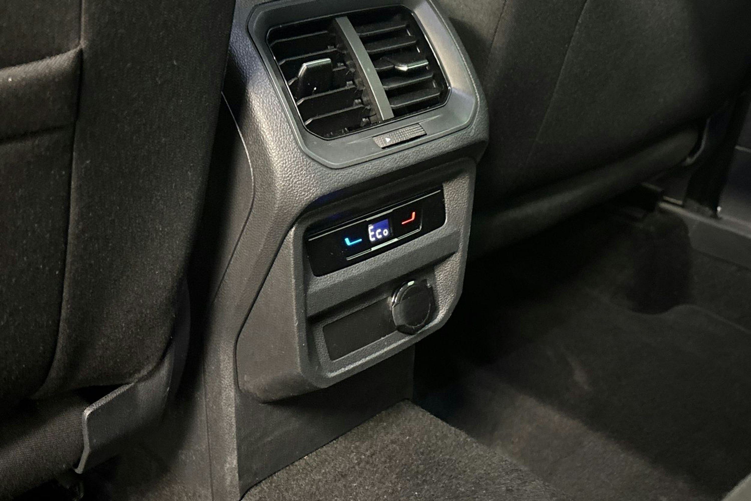 sininen Volkswagen Tiguan 2023 kuva 17.