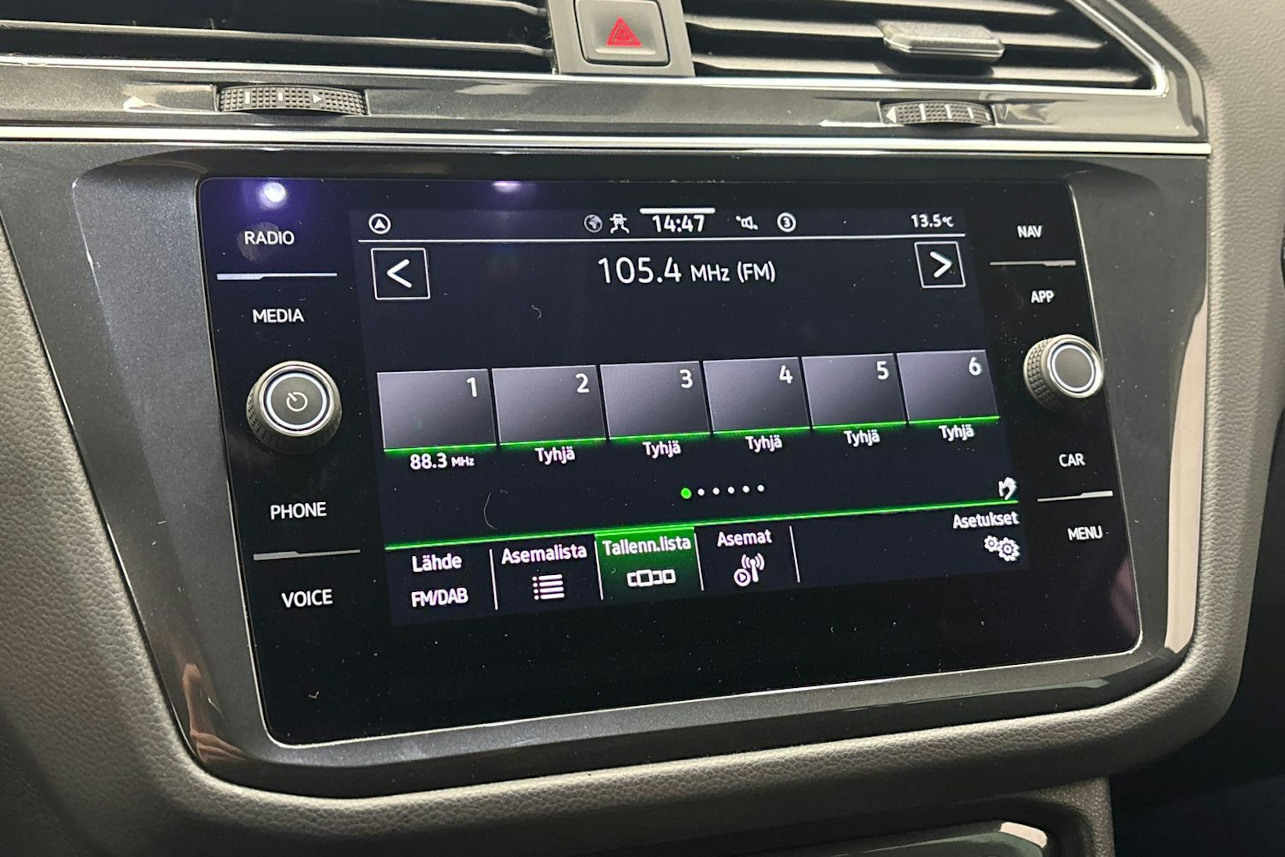 sininen Volkswagen Tiguan 2023 kuva 23.