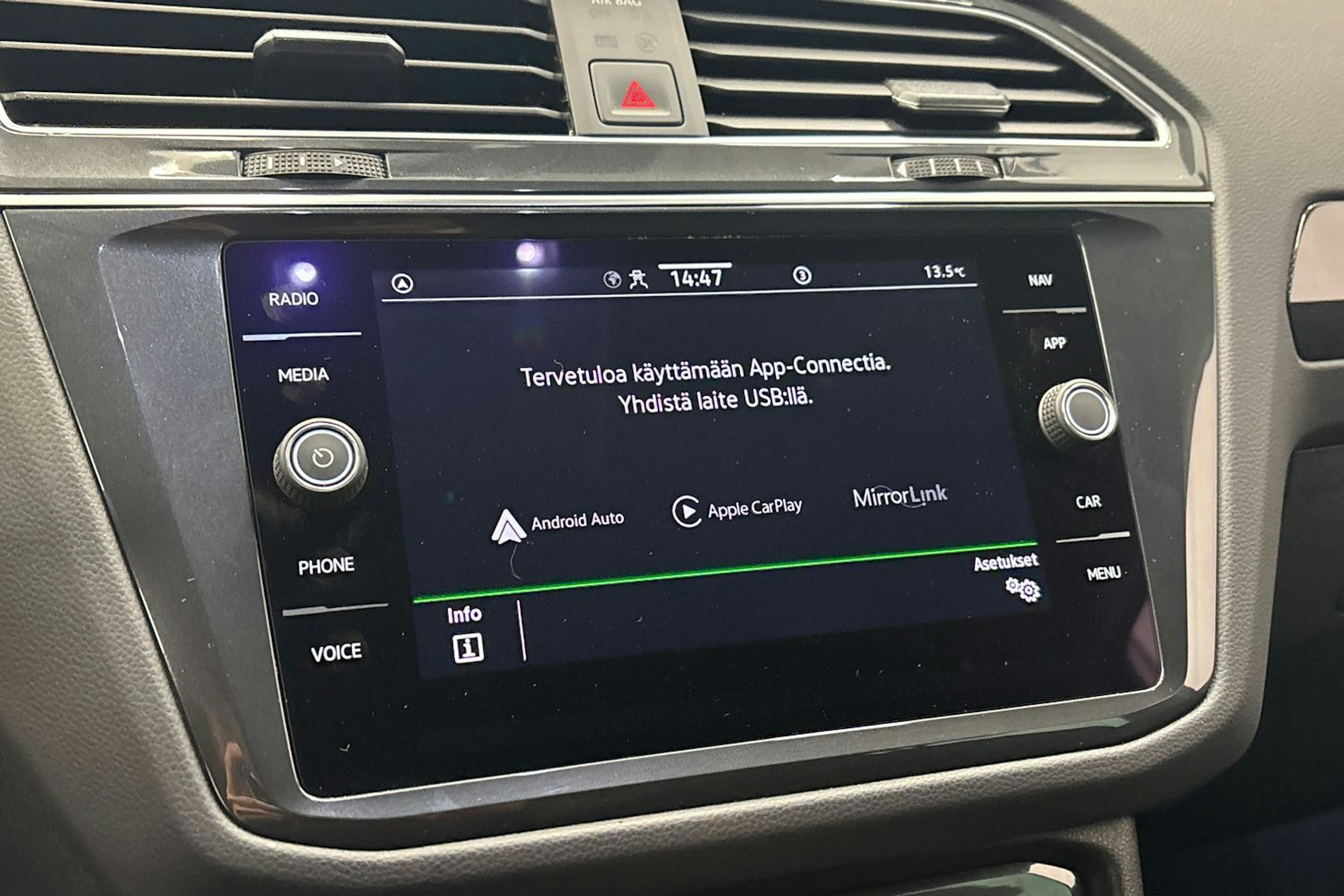 sininen Volkswagen Tiguan 2023 kuva 24.