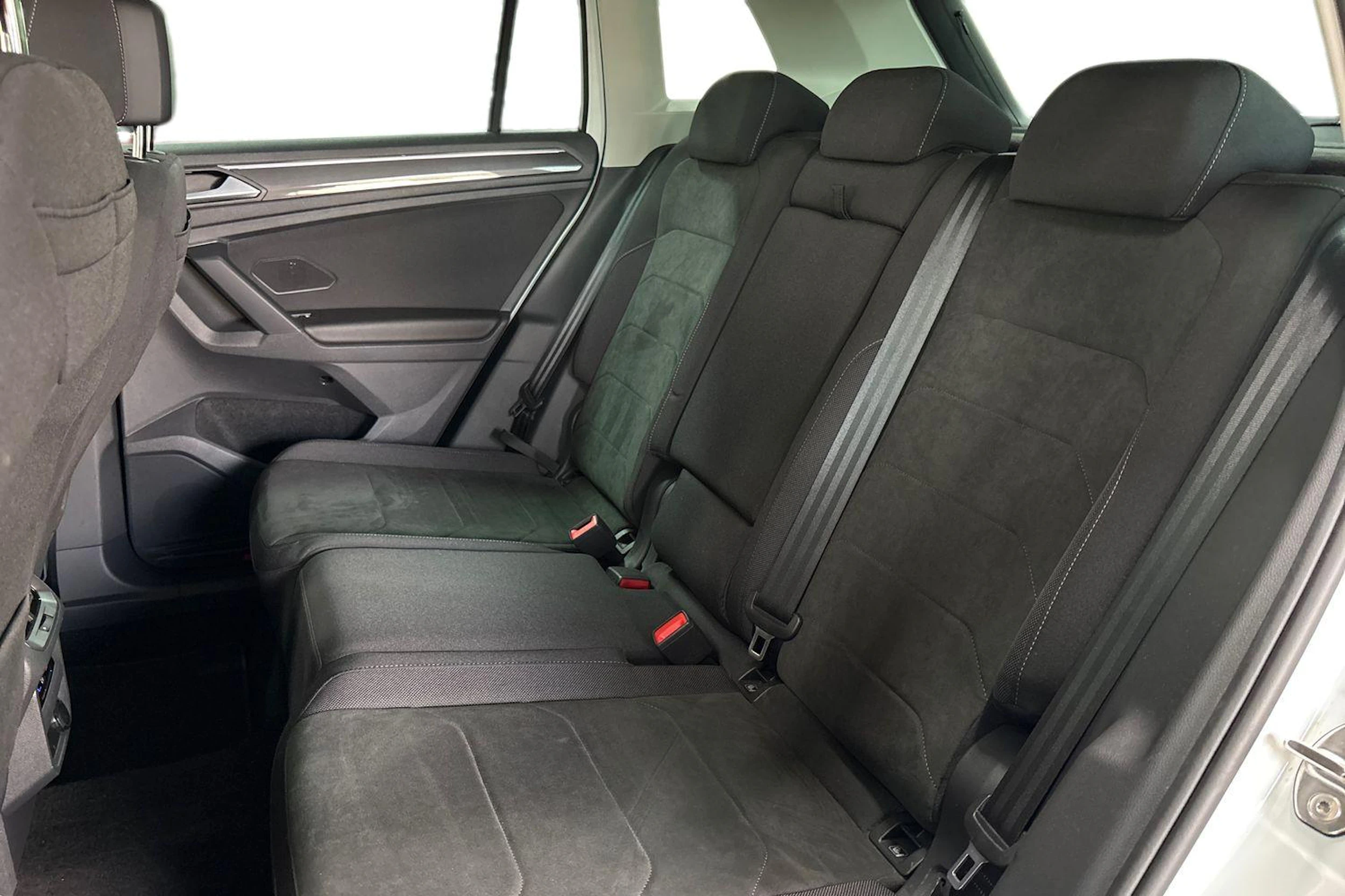 valkoinen Volkswagen Tiguan 2023 kuva 8.